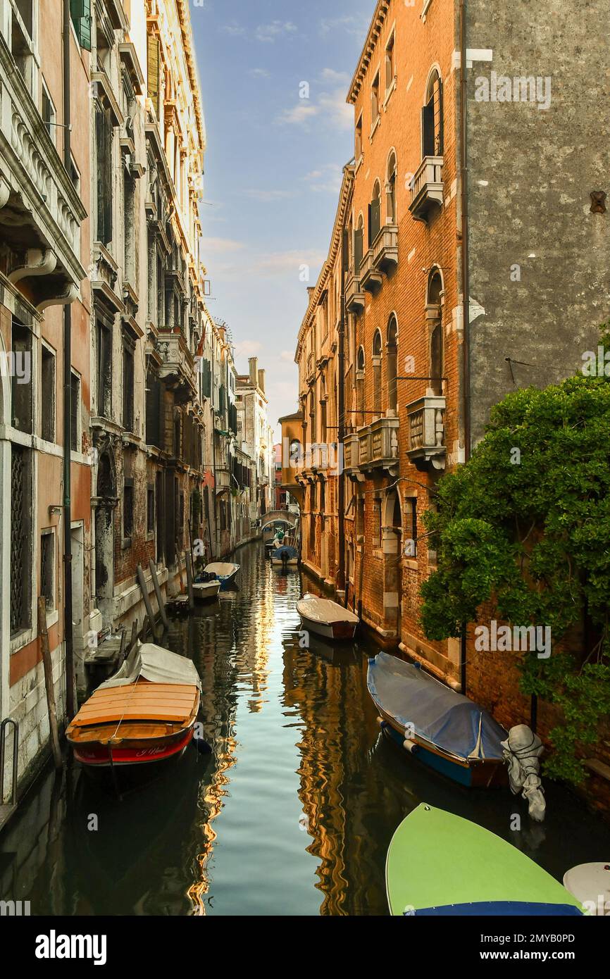 Rio di San Cassiano Kanal zwischen den Vierteln San Polo und Santa Croce mit Palazzo Albrizzi im Hintergrund im Sommer, Venedig, Venetien, Italien Stockfoto