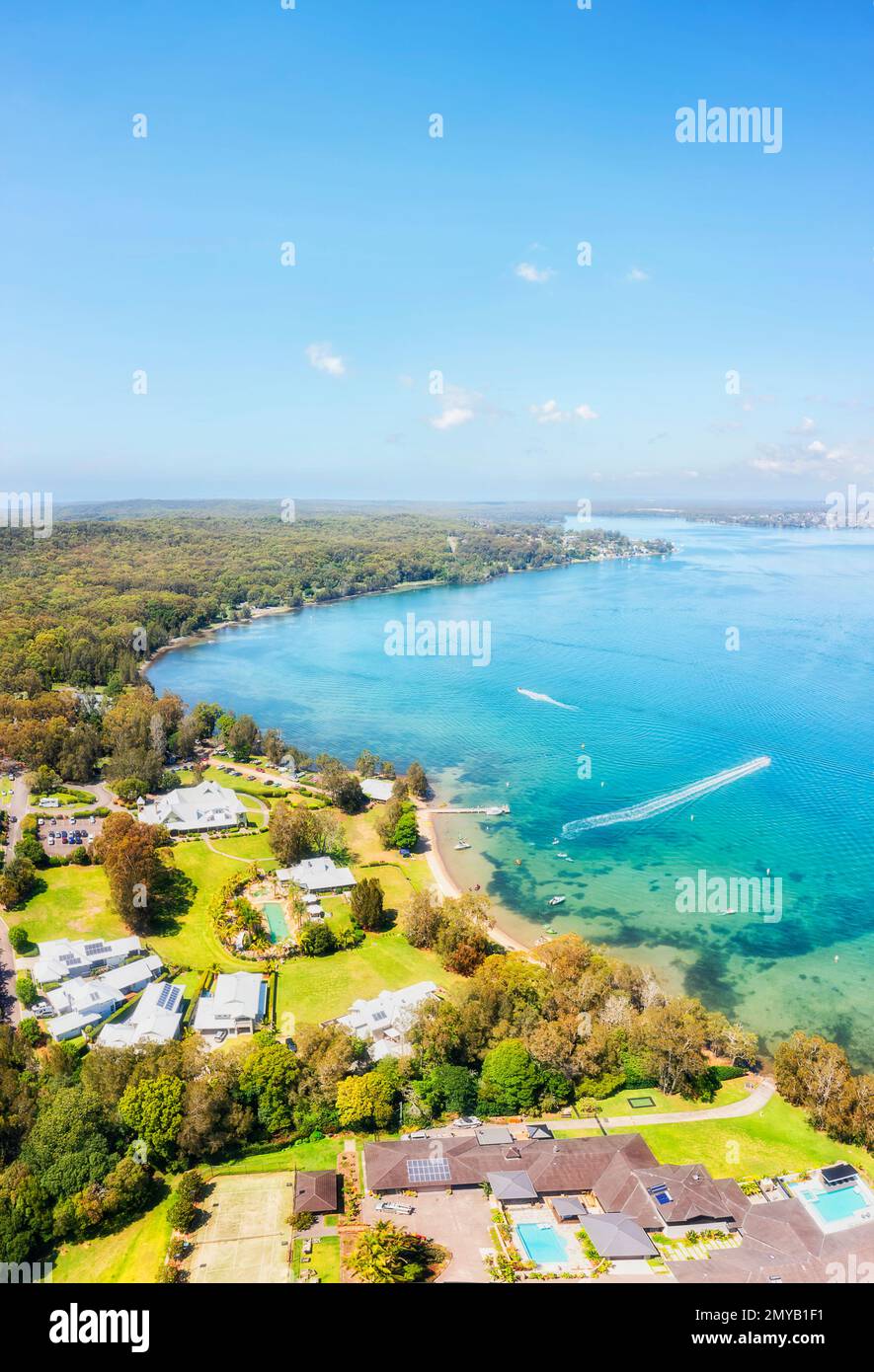 Beliebtes Reiseziel am Ufer des Macquarie Sees - Murrays Beach Resort Stadt mit unvergleichlichem vertikalem Panorama. Stockfoto