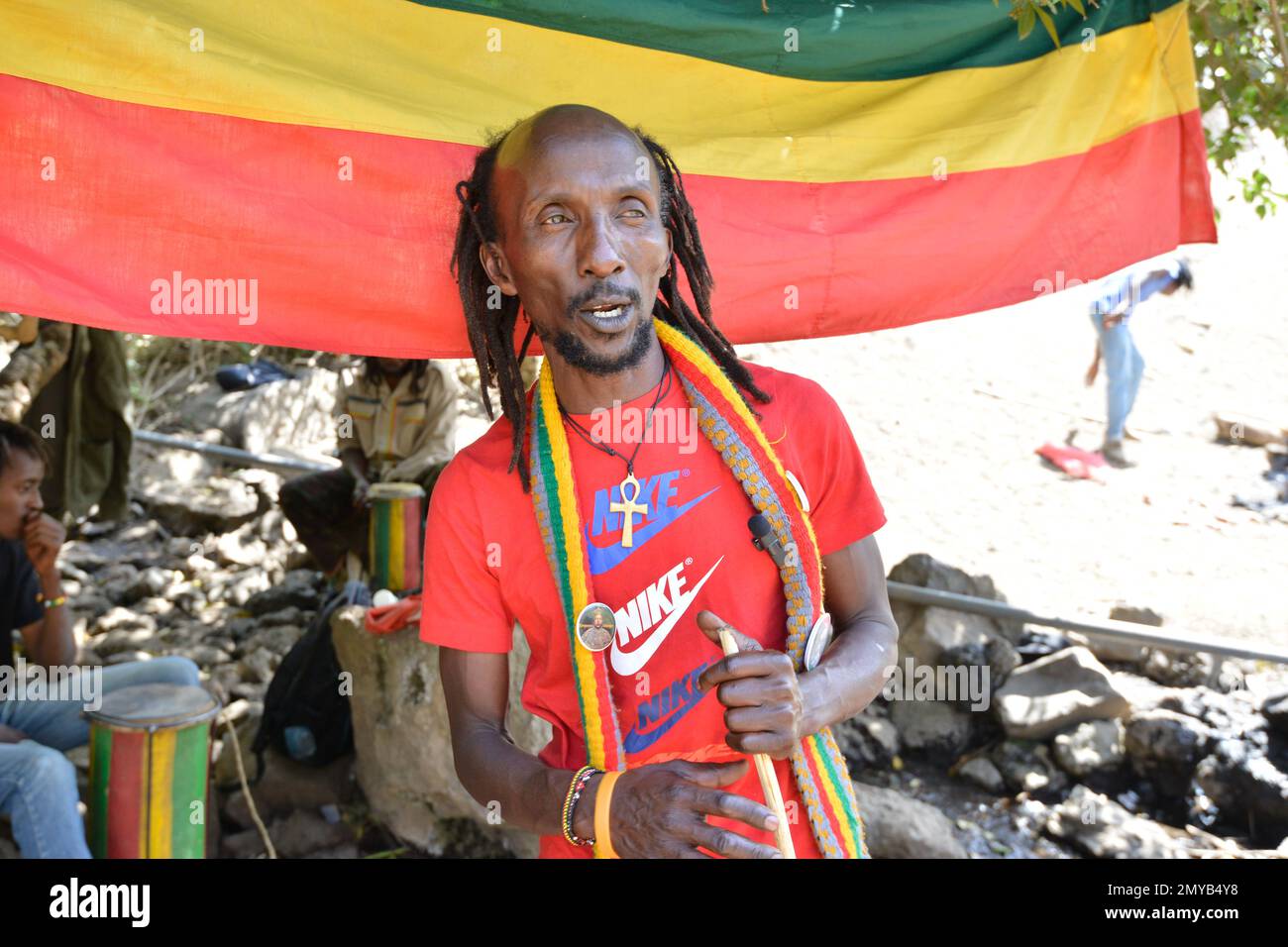 Ein Anhänger der Rastafari-Sekte predigt während der speziellen Gebete- und Gottesversammlung der Gruppe im Menengai-Wald in Bahati bei Nakuru. Die Gemeinde Nakuru Rastafari hat die Entscheidung der Regierung, genmanipulierte Kulturen in Kenia einzuführen, mit der Begründung missbilligt, dass das Land mit fruchtbarem Land gesegnet sei. Sie fordern die Regierung auf, mehr Bohrlöcher zu versenken, um die Bewässerung zu erhöhen, anstatt gentechnisch verändertes Saatgut zuzulassen. Wenige Monate, nachdem Präsident William Ruto die Regierung übernommen hatte, kündigte er die Aufhebung eines 10-jährigen Verbots des Anbaus genetisch veränderter Pflanzen an, um die durch die Weissung verursachte Ernährungssicherheit zu verbessern Stockfoto