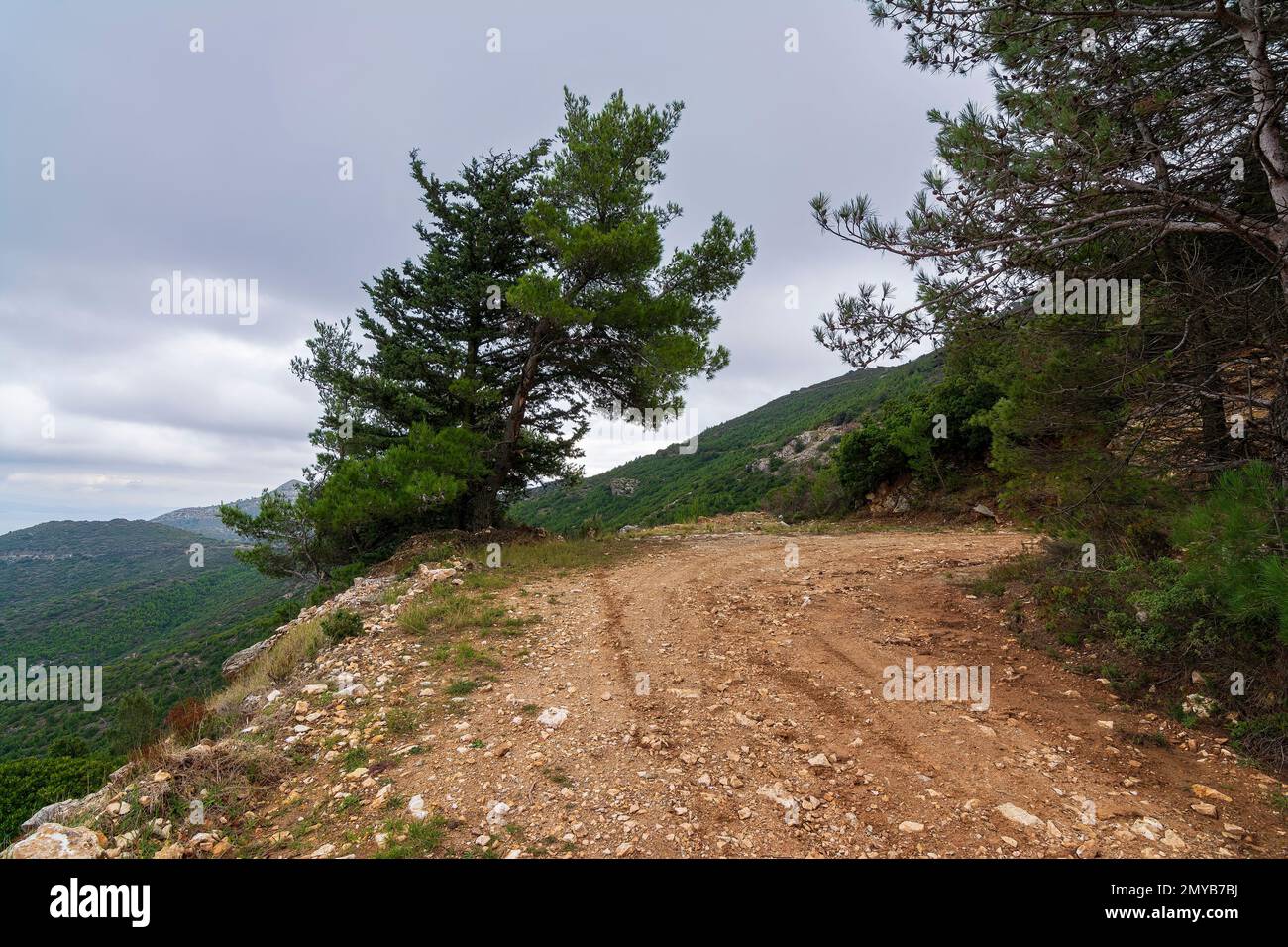 Landstraße mit Schlamm am Berg Penteli in Attica, Griechenland. Der Berg Penteli ist ein Berg in Attica, Griechenland, nordöstlich von Athen und südwestlich Stockfoto