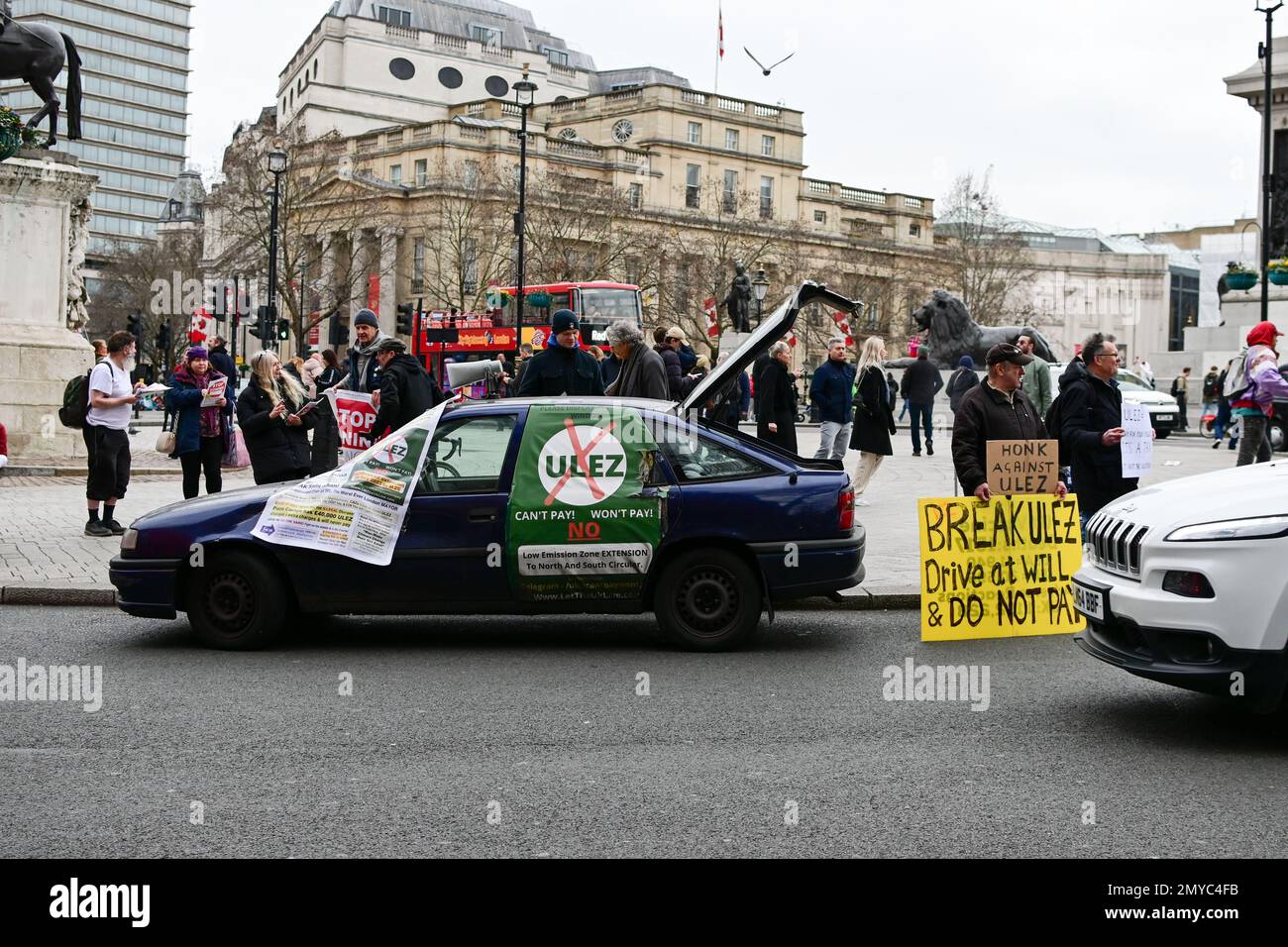Trafalgar Square, London, UK, 4. Februar 2023: The Piers Corbyn sagt, dass es ihm über £40.000 ULEZ gut gegangen ist und er nicht mit einer Autohaltestelle am Kreisverkehr von Trafalgar den Protest gegen den ULEZ-Skandal zahlen wird. Kredit: Siehe Li/Picture Capital/Alamy Live News Stockfoto