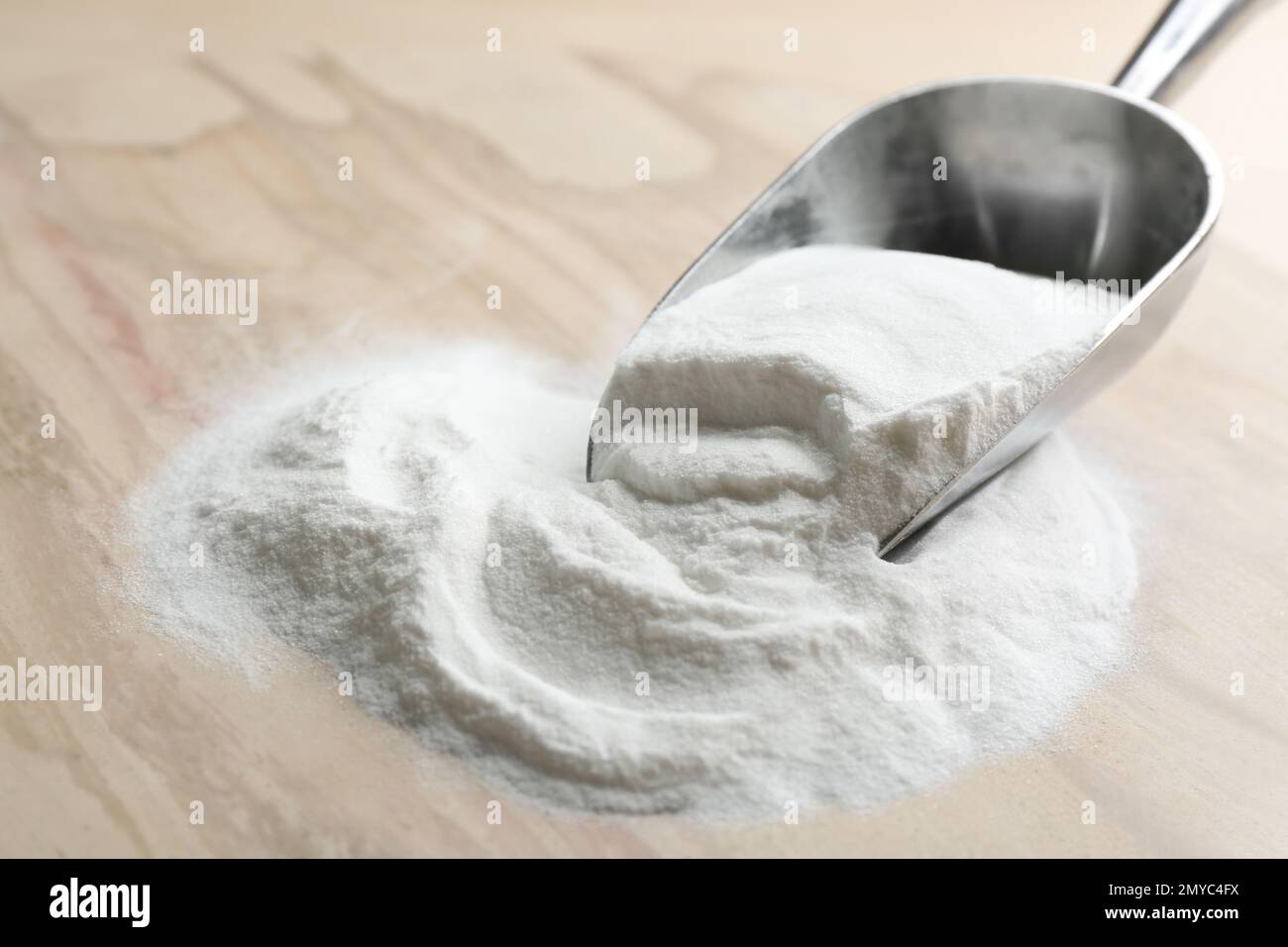 Backpulver in einer Schaufel auf einem Holztisch Stockfoto