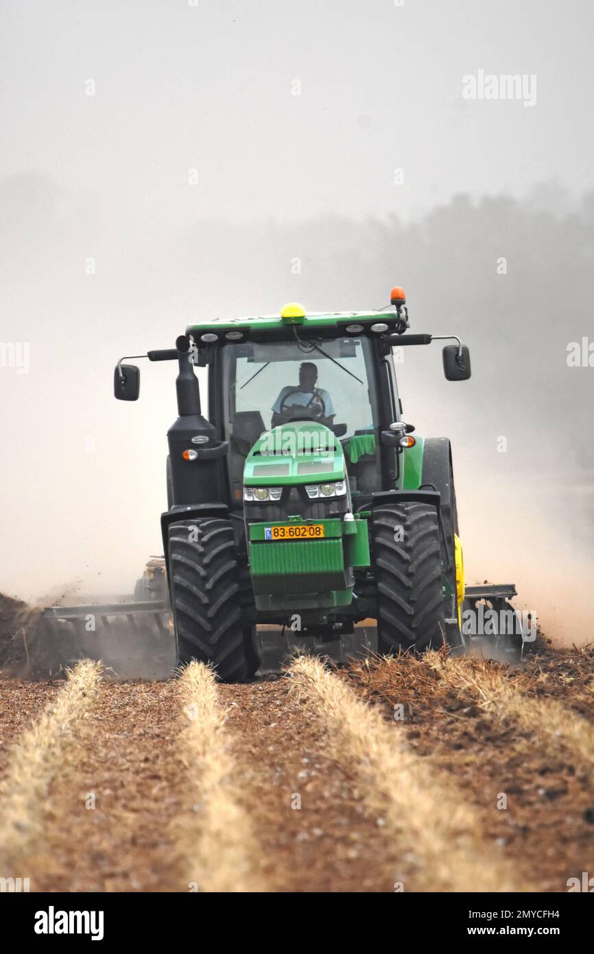 Ansicht zum Pflügen des Traktors von hinten Stockfoto