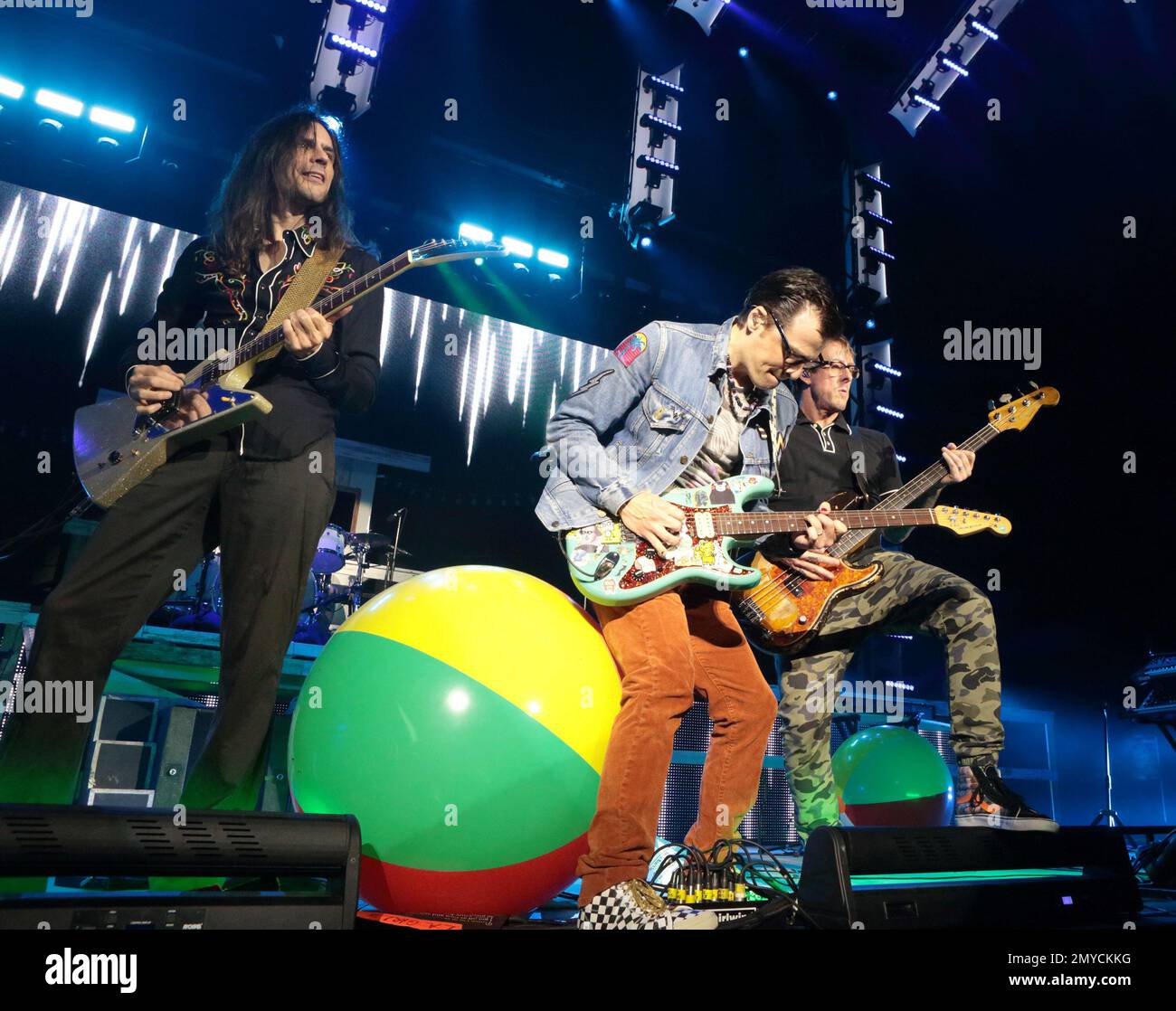 Brian Bell, from left, Rivers Cuomo and Scott Shriner of the band Weezer perform in concert at the BB&T Pavilion on Tuesday, July 5, 2016, in Camden, N.J. (Photo by Owen Sweeney/Invision/AP) Stockfoto