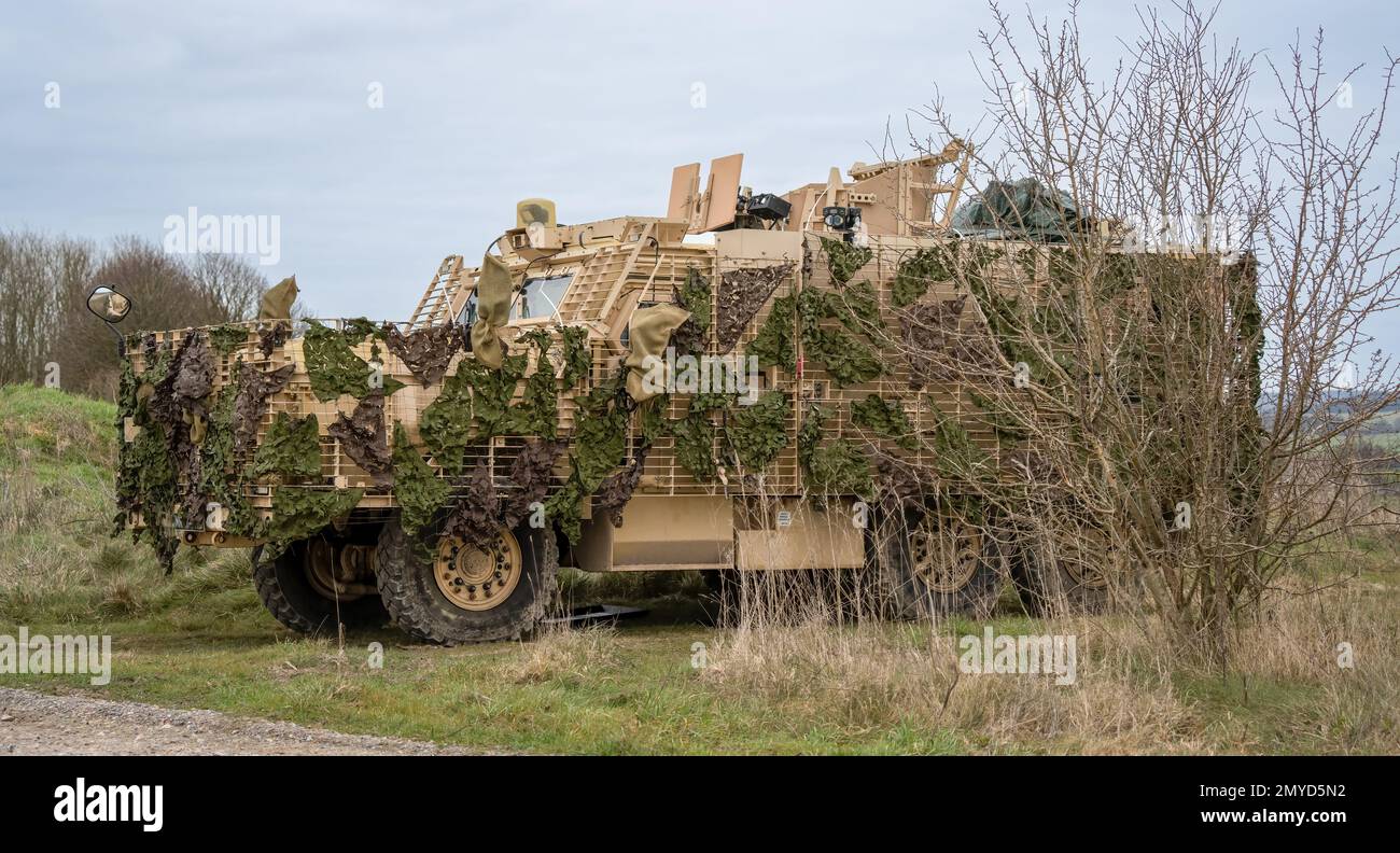 Nahaufnahme eines von Mastiff geschützten Patrouillenfahrzeugs unter grünem Tarnnetz Stockfoto