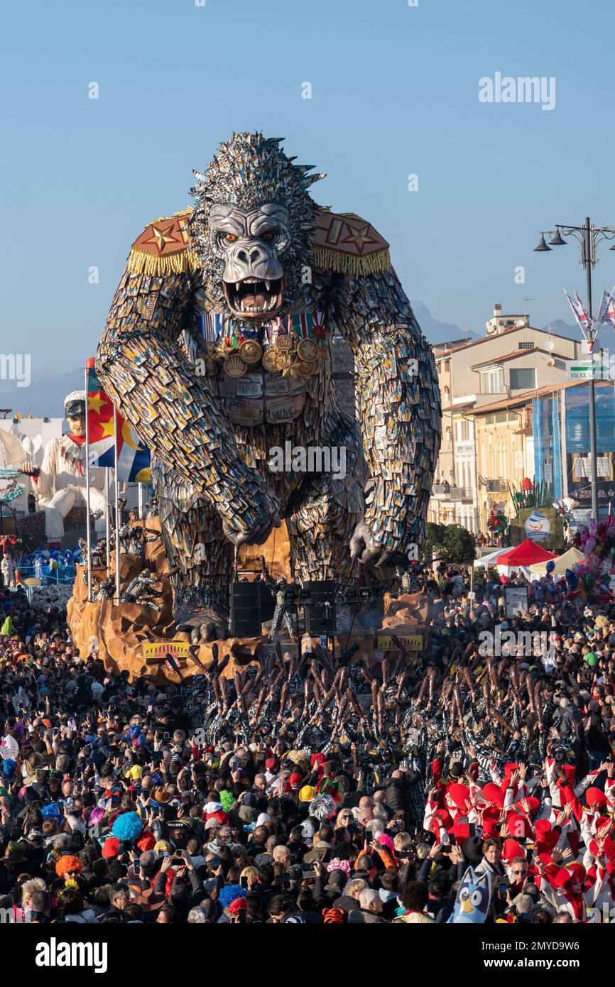 Viareggio, Italien. 4. Februar 2023 Die 1. Kategorie Cart Evolution der Arten Umberto, Stefano, Michele Cinquini und Silvia Cirri führt während der ersten Parade des Viareggio Karnevals 2023 entlang der Alleen am Meer. Viareggio (LU) Kredit: Independent Photo Agency Srl/Alamy Live News Stockfoto