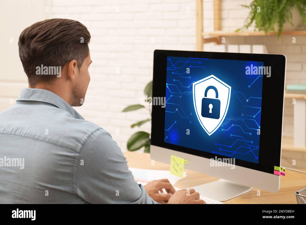 Cybersicherheitskonzept. Mann, der die Anwendung auf einem Computer im Büro verwendet Stockfoto