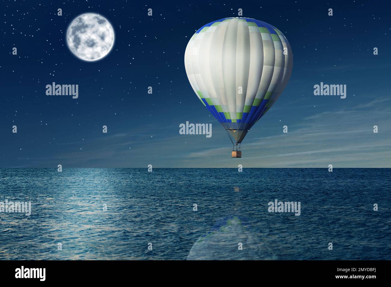 Traumwelt. Heißluftballon am Nachthimmel mit Vollmond über dem Meer Stockfoto