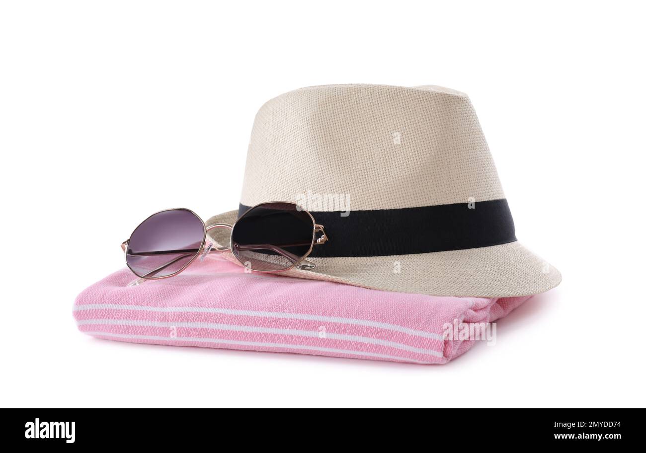 Handtuch, Sonnenbrille und Hut auf weißem Hintergrund. Strandobjekte Stockfoto