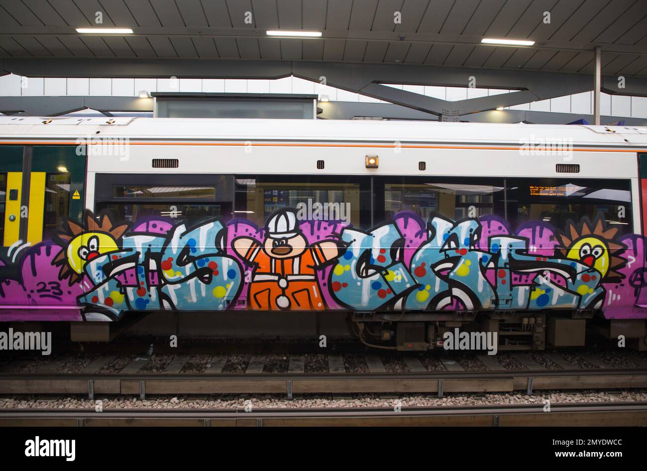 Graffiti an der Seite eines Londoner Zuges an der London Bridge Station Stockfoto