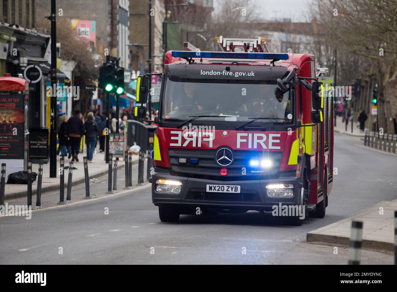 Feuerwehrwagen der Londoner Feuerwehr mit blauen Blitzlichtern Camden High Street Stockfoto