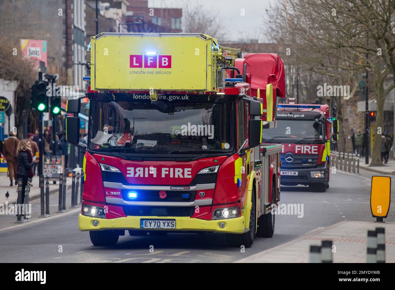 Feuerwehrwagen der Londoner Feuerwehr mit blauen Blitzlichtern Camden High Street Stockfoto