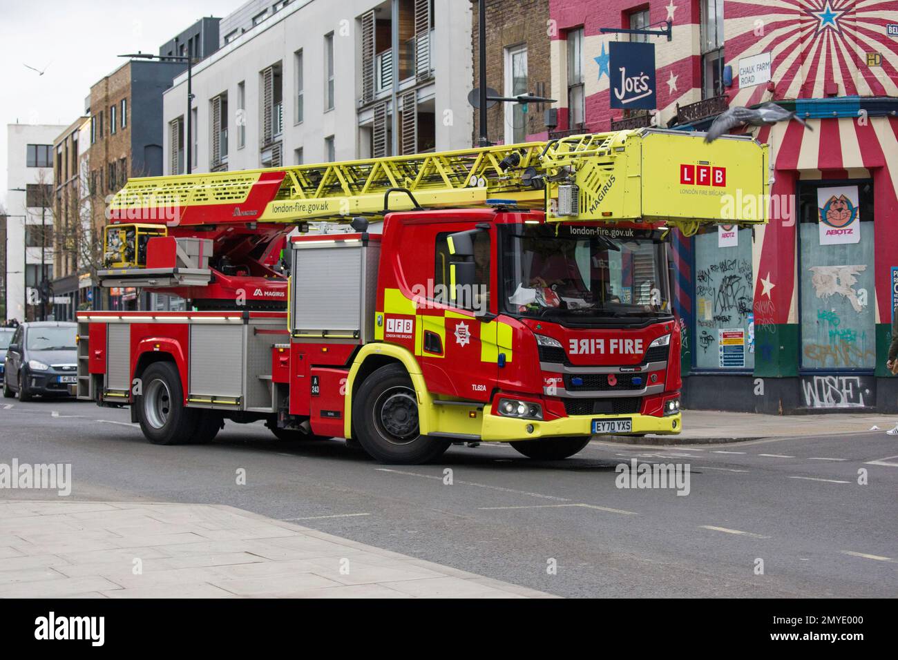Feuerwehrwagen der Londoner Feuerwehr mit blauen Blitzlichtern Camden High Street Stockfoto