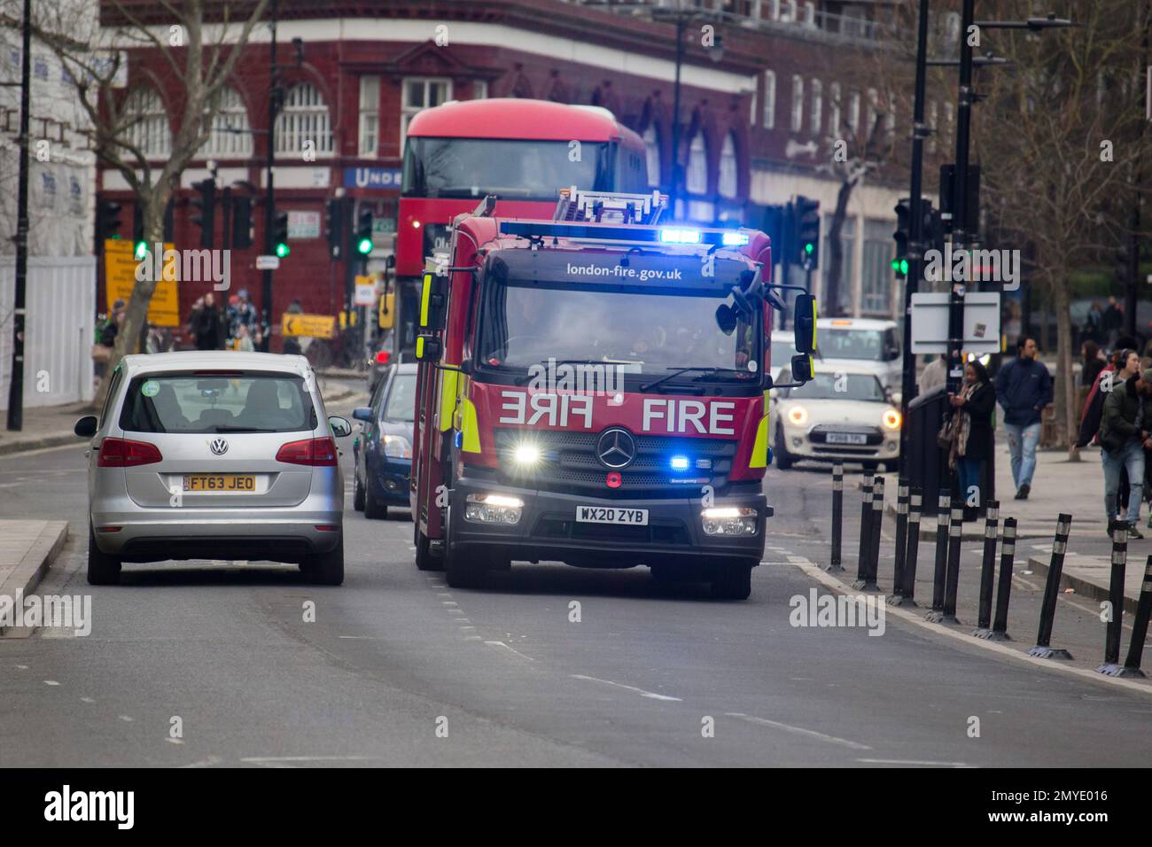 Feuerwehrwagen der Londoner Feuerwehr mit blauen Blitzlichtern Camden High Street Stockfoto