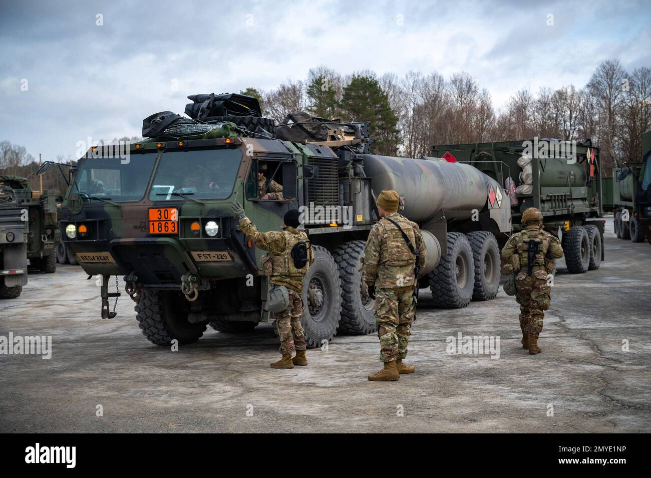 Hohenfels, Bayern, Deutschland. 21. Januar 2023. USA Soldaten, die während Dragoon Ready 23 (DR 23) im Joint Multinational Readiness Center in Hohenfels (Deutschland) im Januar dem 2D. Kavallerie-Regiment zugeteilt wurden. 23, 2023. Dragoon Ready 23 wurde entwickelt, um die Bereitschaft des Regiments zu gewährleisten und das Regiment in seinen grundlegenden Aufgaben zur Unterstützung einheitlicher Landeinsätze zu Schulen, um seine Kenntnisse zu verbessern und die Interoperabilität mit den NATO-Alliierten zu verbessern. Zu den Übungsteilnehmern gehören etwa 2.500 US-Dollar Soldaten des 2D. Kavallerie-Regiments, 150 US-Dollar Soldaten der 12. Kampfluftfahrtbrigade und 150 Stockfoto