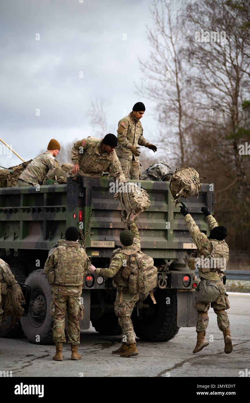Hohenfels, Bayern, Deutschland. 21. Januar 2023. USA Soldaten der Armee, die dem 2D. Kavallerie-Regiment zugeteilt sind, verladen ihre Ausrüstung während Dragoon Ready 23 (DR 23) im Joint multinational Readiness Center in Hohenfels, Deutschland, im Januar auf ein Fahrzeug. 23, 2023. Dragoon Ready 23 wurde entwickelt, um die Bereitschaft des Regiments zu gewährleisten und das Regiment in seinen grundlegenden Aufgaben zur Unterstützung einheitlicher Landeinsätze zu Schulen, um seine Kenntnisse zu verbessern und die Interoperabilität mit den NATO-Alliierten zu verbessern. Zu den Übungsteilnehmern gehören etwa 2.500 US-Dollar Soldaten des 2D. Kavallerie-Regiments, 150 US-Dollar Soldaten aus dem 12. Kamm Stockfoto