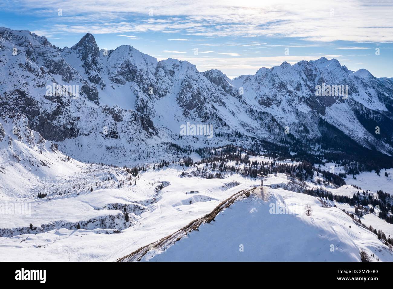 Blick aus der Vogelperspektive auf Campelli di Schilpario und Cimone della Bagozza im Winter. Schilpario, Val di Scalve, Bergamo, Lombardei, Italien. Stockfoto