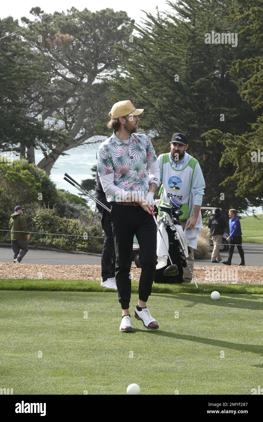 Pebble Beach, Kalifornien, USA. 4. Februar 2023. Charles Kelley beobachtet seine Fahrt auf dem 13.-Uhr-Tee bei Pebble Beach Links während der dritten Runde des AT&T Pro-am 2023, PGA Tour Golfturnier Credit: Motofoto/Alamy Live News Stockfoto
