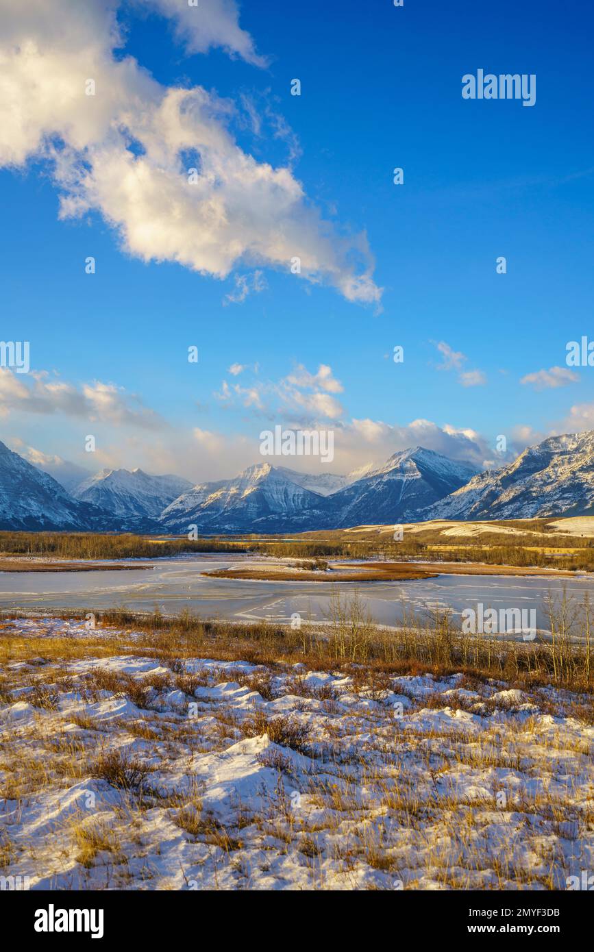 Ein kalter Wintermorgen am Maskinonge Lake im Waterton Lakes National Park Stockfoto