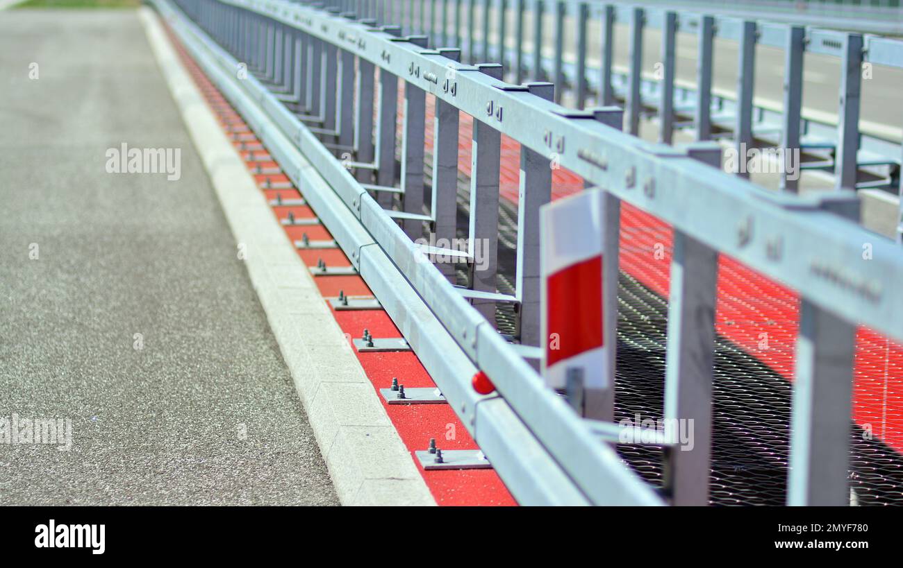 Sicherheitsbarrieren auf der Autobahn. Eloxierte Sicherheitsstahlbarriere an der Autobahnbrücke. Stockfoto