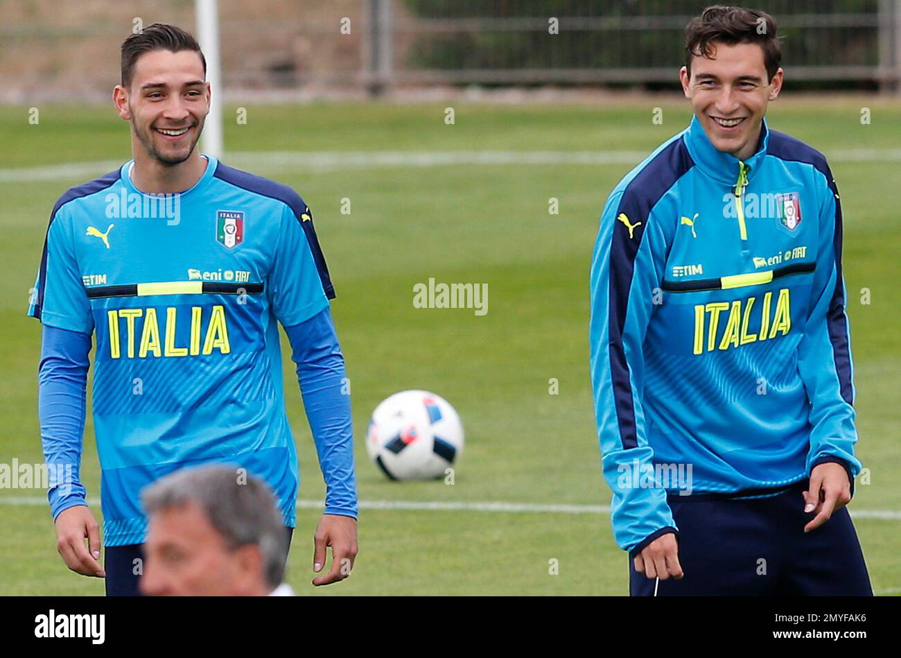 Italy's Mattia De Sciglio and Italy's Matteo Darmian smile as he attend a training session at the Bernard Gasset center in Montpellier, France, Saturday, June 18, 2016. Italy will face Republic of Ireland in a Euro 2016 Group E soccer match in Lille on Wednesday, June 22, 2016. (AP Photo/Antonio Calanni) Stockfoto