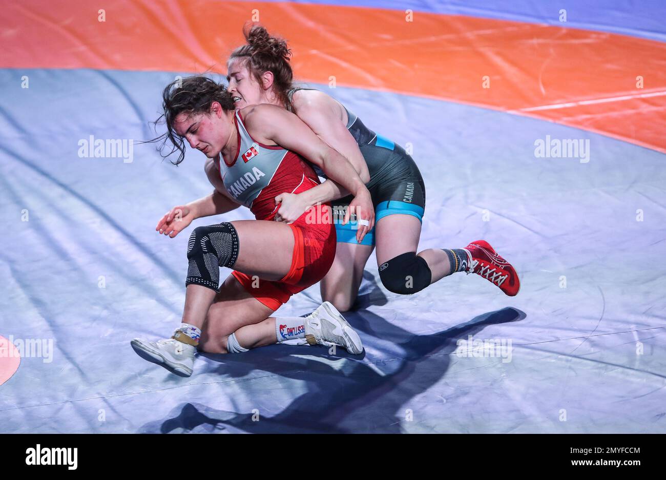 ZAGREB, KROATIEN 04. FEBRUAR: Karla Lorena Godinez Gonzalez aus Kanada (rot) tritt am 4. Februar 2023 in Zagreb, Kroatien, in der Dom Sportova Sports Hall gegen Samantha Leigh Stewart aus Kanada (blau) beim „Women's 53 kg Wrestling 2023 Ranking Series“-Bronz-Medaillenspiel in der Dom Sportova an. Foto: Slavko Midzor/Pixsell Stockfoto