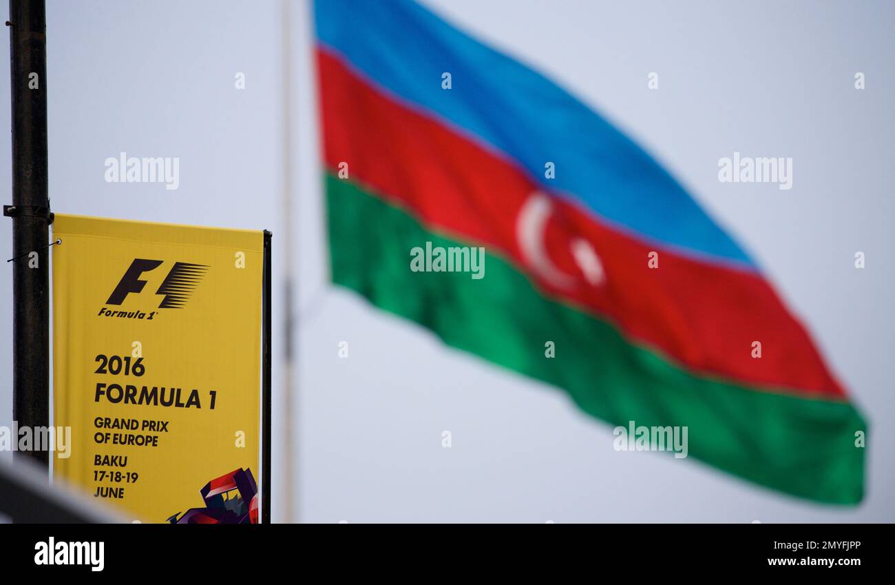 Azerbaijan's flag waves over the Baku circuit, in Baku, Azerbaijan, on Thursday, June 16, 2016. The Formula One Grand Prix of Europe will be held on Sunday. (AP Photo/Ivan Sekretarev) Stockfoto