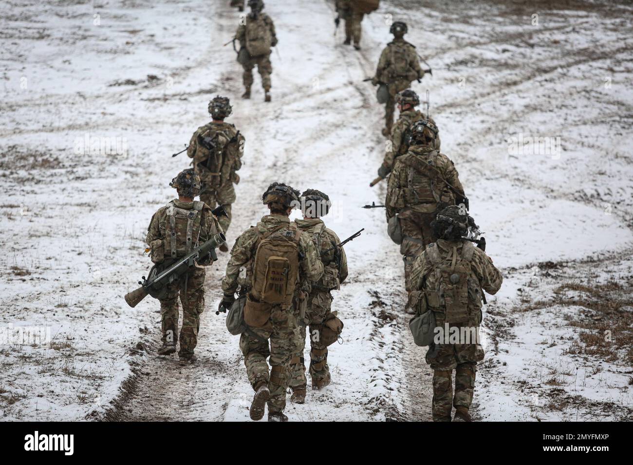 Hohenfels, Bayern, Deutschland. 28. Januar 2023. USA Soldaten des 2D. Kavallerie-Regiments kehren während Dragoon Ready 23 (DR 23) im Joint multinational Readiness Center in Hohenfels, Deutschland, im Januar zu einem Startpunkt der Mission zurück. 28, 2023. Dragoon Ready 23 wurde entwickelt, um die Bereitschaft des Regiments zu gewährleisten und das Regiment in seinen grundlegenden Aufgaben zur Unterstützung einheitlicher Landeinsätze zu Schulen, um seine Kenntnisse zu verbessern und die Interoperabilität mit den NATO-Alliierten zu verbessern. Zu den Übungsteilnehmern gehören etwa 2.500 US-Dollar Soldaten des 2D. Kavallerie-Regiments, 150 US-Dollar Soldaten vom 12. Kampf AVI Stockfoto