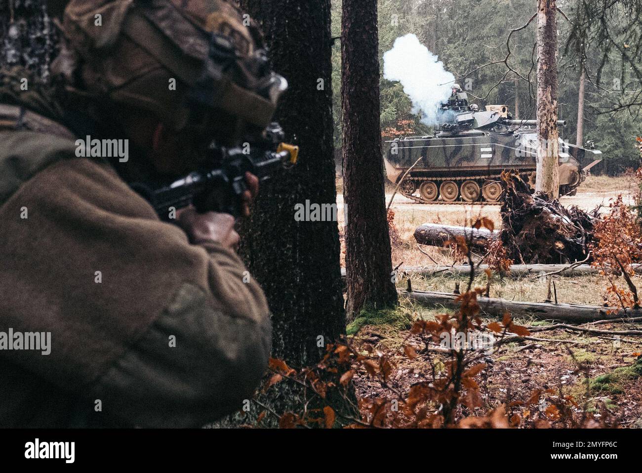 Hohenfels, Bayern, Deutschland. 1. Februar 2023. EIN US-AMERIKANISCHER Soldat, dem 2D. Kavallerie-Regiment zugeteilt, greift während Dragoon Ready 23 im Joint multinational Readiness Center in Hohenfels, Deutschland, im Februar einen feindlichen Panzer an. 1, 2023. Dragoon Ready 23 wurde entwickelt, um die Bereitschaft des Regiments zu gewährleisten und das Regiment in seinen missionskritischen Aufgaben zur Unterstützung einheitlicher Landeinsätze zu Schulen, um seine Kenntnisse zu verbessern und die Interoperabilität mit den NATO-Alliierten zu verbessern. Zu den Übungsteilnehmern gehören etwa 2.500 US-Dollar Soldaten des 2D. Kavallerie-Regiments, 150 US-Dollar Soldaten der 12. Kampfluftfahrtbrigade und 150 Stockfoto