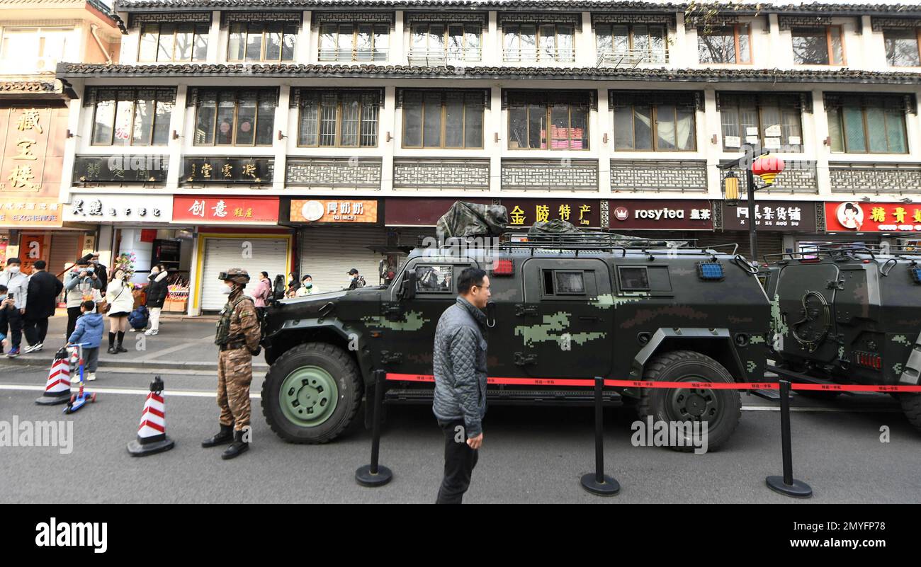 NANJING, CHINA - 4. FEBRUAR 2023 - zwei Dongfeng Mengshi Anti-Terror-Angriffswagen kommen am Konfuzius-Tempel an, um während der Sicherheit zu bieten Stockfoto