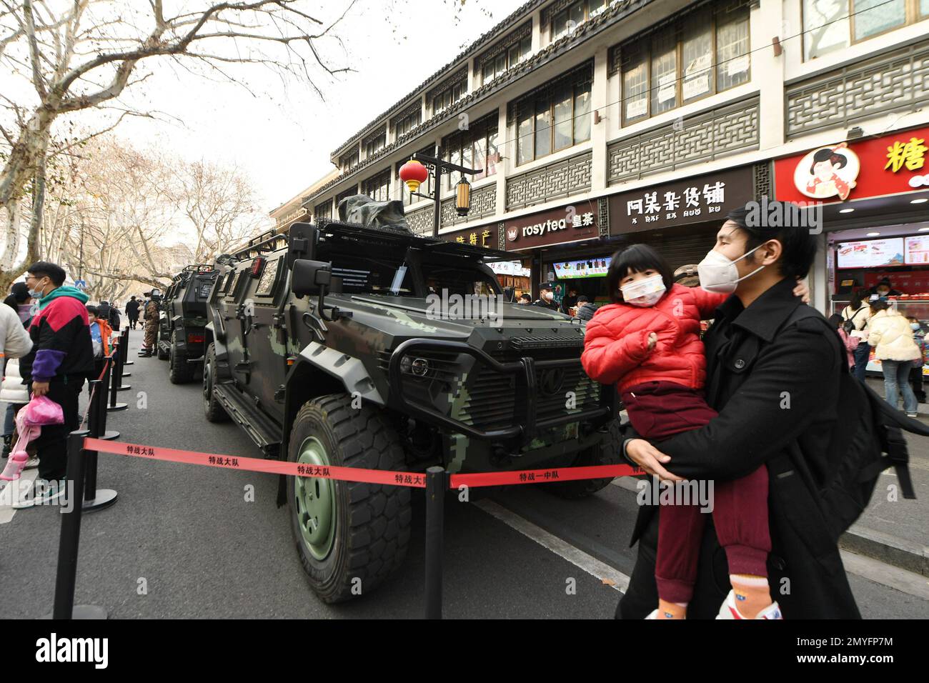 NANJING, CHINA - 4. FEBRUAR 2023 - zwei Dongfeng Mengshi Anti-Terror-Angriffswagen kommen am Konfuzius-Tempel an, um während der Sicherheit zu bieten Stockfoto