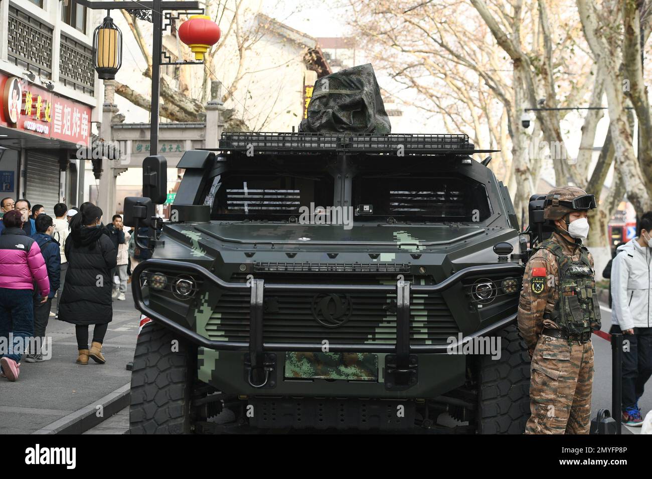 NANJING, CHINA - 4. FEBRUAR 2023 - zwei Dongfeng Mengshi Anti-Terror-Angriffswagen kommen am Konfuzius-Tempel an, um während der Sicherheit zu bieten Stockfoto