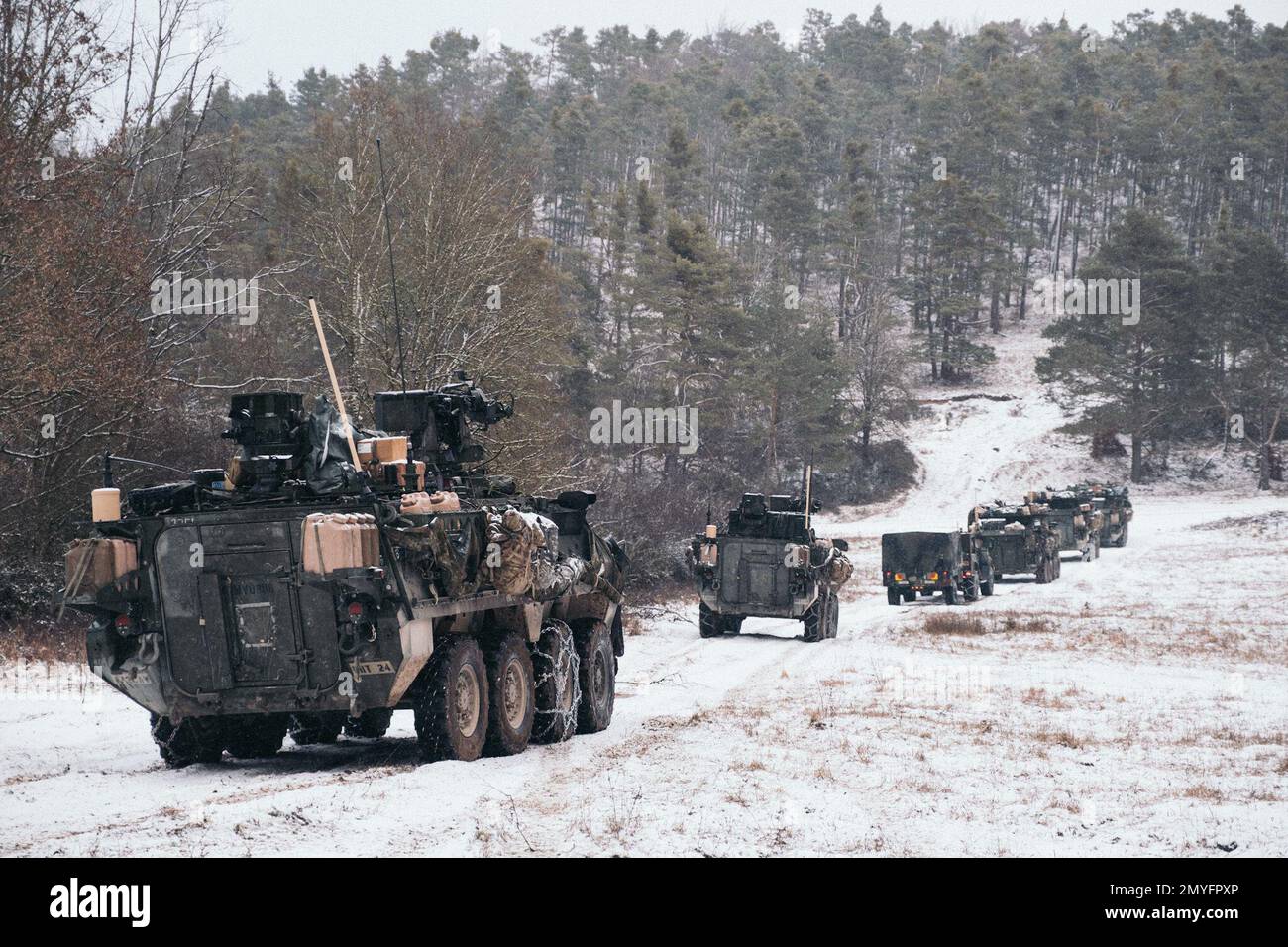 Hohenfels, Bayern, Deutschland. 29. Januar 2023. USA Army Strykers vom 2D. Kavallerie-Regiment leiten einen taktischen Konvoi während Dragoon Ready 23 im Joint multinational Readiness Center in Hohenfels, Deutschland, Januar. 29, 2023. Dragoon Ready 23 wurde entwickelt, um die Bereitschaft des Regiments zu gewährleisten und das Regiment in seinen missionskritischen Aufgaben zur Unterstützung einheitlicher Landeinsätze zu Schulen, um seine Kenntnisse zu verbessern und die Interoperabilität mit den NATO-Alliierten zu verbessern. Zu den Übungsteilnehmern gehören etwa 2.500 US-Dollar Soldaten des 2D. Kavallerie-Regiments, 150 US-Dollar Soldaten der 12. Kampfluftfahrtbrigade und 15 Stockfoto