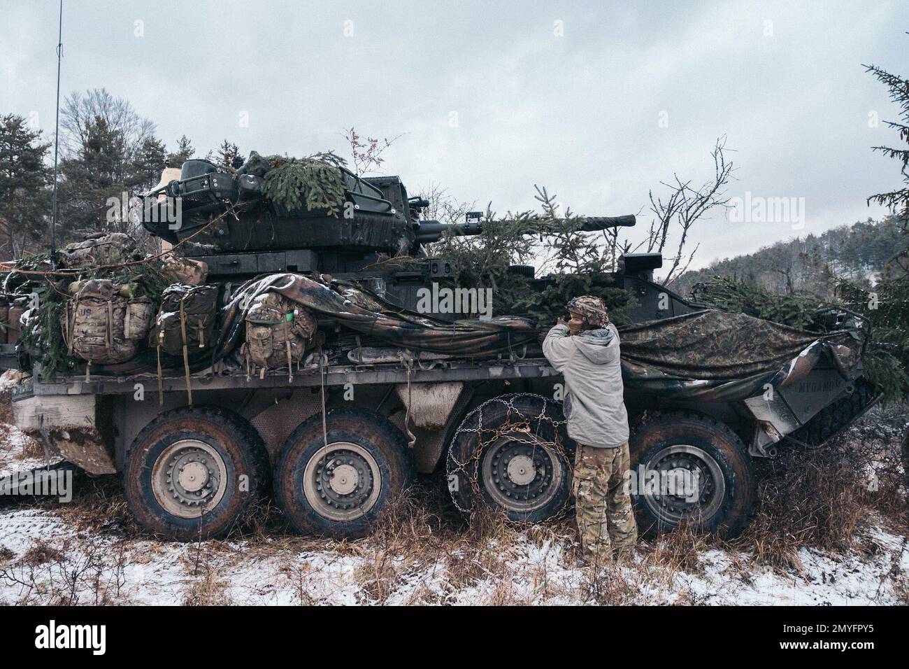Hohenfels, Bayern, Deutschland. 29. Januar 2023. EIN US-AMERIKANISCHER Soldat, dem 2D. Kavallerie-Regiment zugeteilt, wendet Baumarten an einen M1296 Stryker während Dragoon Ready 23 im Joint multinational Readiness Center in Hohenfels, Deutschland, Januar an. 29, 2023. Dragoon Ready 23 wurde entwickelt, um die Bereitschaft des Regiments zu gewährleisten und das Regiment in seinen grundlegenden Aufgaben zur Unterstützung einheitlicher Landeinsätze zu Schulen, um seine Kenntnisse zu verbessern und die Interoperabilität mit den NATO-Alliierten zu verbessern. Zu den Übungsteilnehmern gehören etwa 2.500 US-Dollar Soldaten des 2D. Kavallerie-Regiments, 150 US-Dollar Soldaten aus der Kampfluftfahrt von 12. Stockfoto