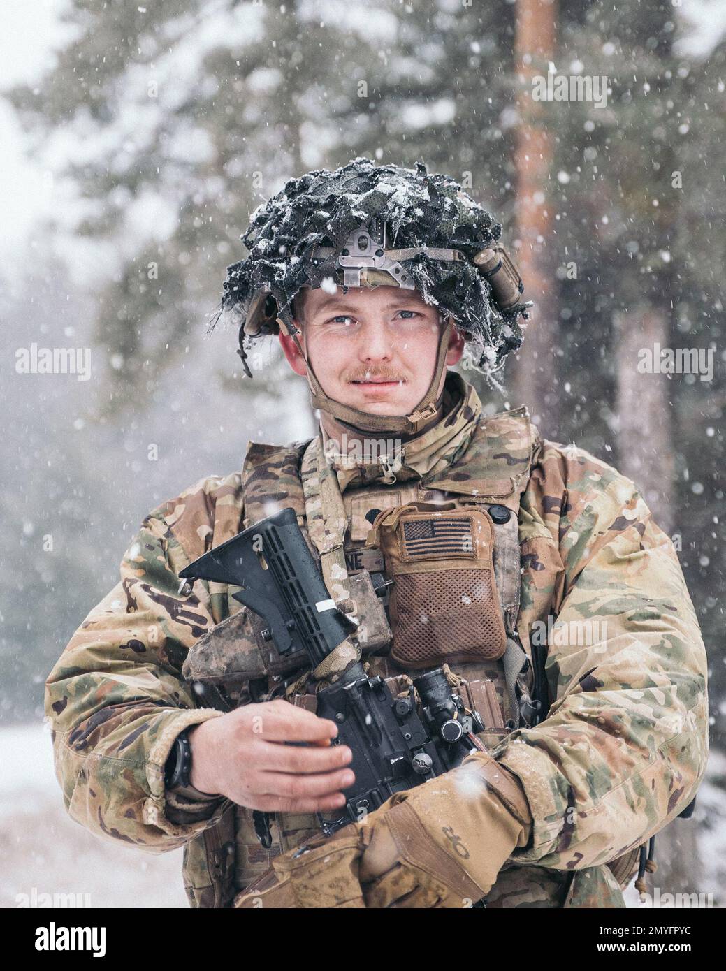 Hohenfels, Bayern, Deutschland. 29. Januar 2023. EIN US-AMERIKANISCHER Soldat, dem 2D. Kavallerie-Regiment zugeteilt, posiert für ein Foto während Dragoon Ready 23 im Joint multinational Readiness Center in Hohenfels, Deutschland, Januar. 29, 2023. Dragoon Ready 23 wurde entwickelt, um die Bereitschaft des Regiments zu gewährleisten und das Regiment in seinen missionskritischen Aufgaben zur Unterstützung einheitlicher Landeinsätze zu Schulen, um seine Kenntnisse zu verbessern und die Interoperabilität mit den NATO-Alliierten zu verbessern. Zu den Übungsteilnehmern gehören etwa 2.500 US-Dollar Soldaten des 2D. Kavallerie-Regiments, 150 US-Dollar Soldaten der 12. Kampfluftfahrtbrigade und 150 Stockfoto