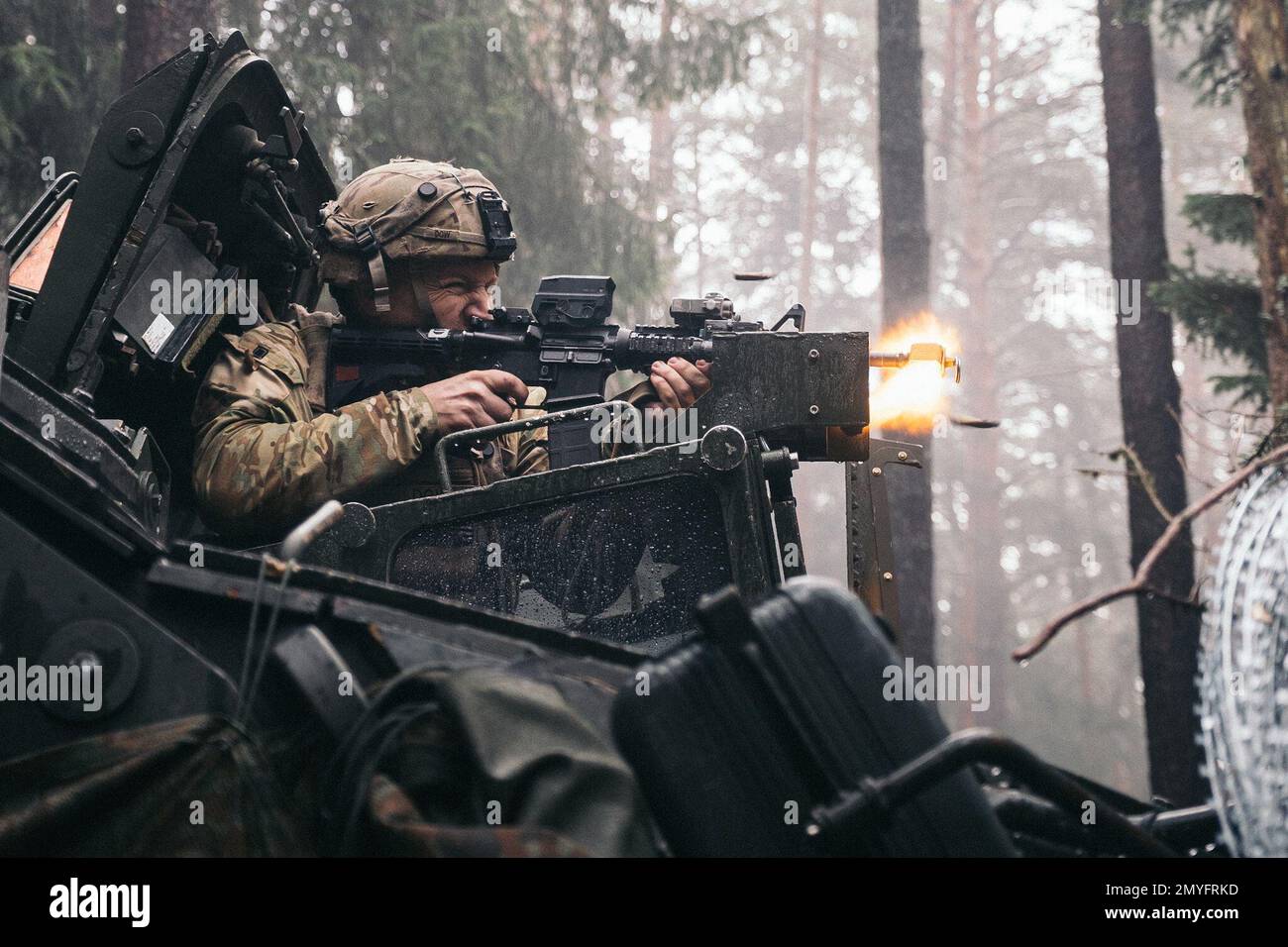 Hohenfels, Bayern, Deutschland. 1. Februar 2023. EIN US-AMERIKANISCHER Soldat, dem 2D. Kavallerie-Regiment zugeteilt, greift den Feind während Dragoon Ready 23 im Joint multinational Readiness Center in Hohenfels, Deutschland, im Februar an. 1, 2023. Dragoon Ready 23 wurde entwickelt, um die Bereitschaft des Regiments zu gewährleisten und das Regiment in seinen missionskritischen Aufgaben zur Unterstützung einheitlicher Landeinsätze zu Schulen, um seine Kenntnisse zu verbessern und die Interoperabilität mit den NATO-Alliierten zu verbessern. Zu den Übungsteilnehmern gehören etwa 2.500 US-Dollar Soldaten des 2D. Kavallerie-Regiments, 150 US-Dollar Soldaten der 12. Kampfluftfahrtbrigade und 150 Servi Stockfoto