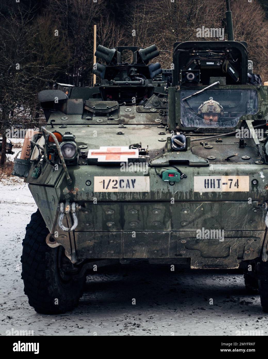 Hohenfels, Bayern, Deutschland. 29. Januar 2023. EIN US-AMERIKANISCHER Army M1133 Medical Evacuation Vehicle (MEV), dem 2D. Kavallerie-Regiment zugeteilt, wartet auf sein nächstes Vermisstes während Dragoon Ready 23 im Joint multinational Readiness Center in Hohenfels, Deutschland, Januar. 29, 2023. Dragoon Ready 23 wurde entwickelt, um die Bereitschaft des Regiments zu gewährleisten und das Regiment in seinen missionskritischen Aufgaben zur Unterstützung einheitlicher Landeinsätze zu Schulen, um seine Kenntnisse zu verbessern und die Interoperabilität mit den NATO-Alliierten zu verbessern. Zu den Übungsteilnehmern gehören etwa 2.500 US-Dollar Soldaten des 2D. Kavallerie-Regiments, 150 US-Dollar Soldaten von Stockfoto