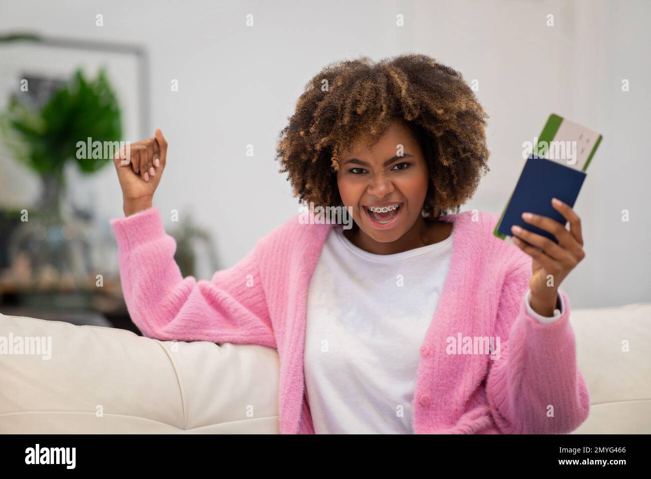Glückliche afroamerikanische Dame mit Pass und Flugtickets Stockfoto
