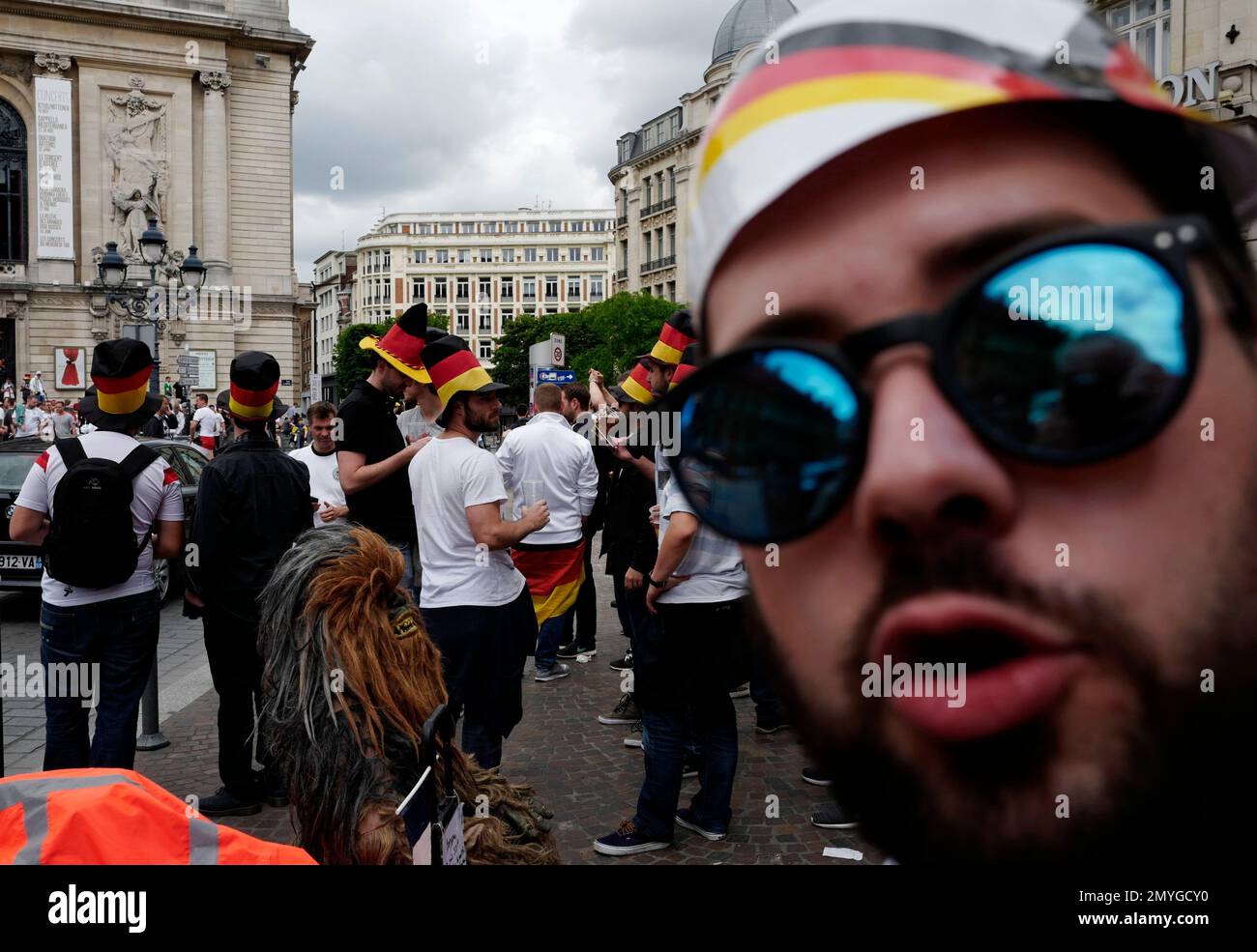 German supporters stand in the center of Lille before the Euro 2016 Group C soccer match between Germany and Ukraine at the Pierre Mauroy stadium in Villeneuve d'Ascq, near Lille, France, Sunday, June 12, 2016. (AP Photo/Michel Spingler) Stockfoto