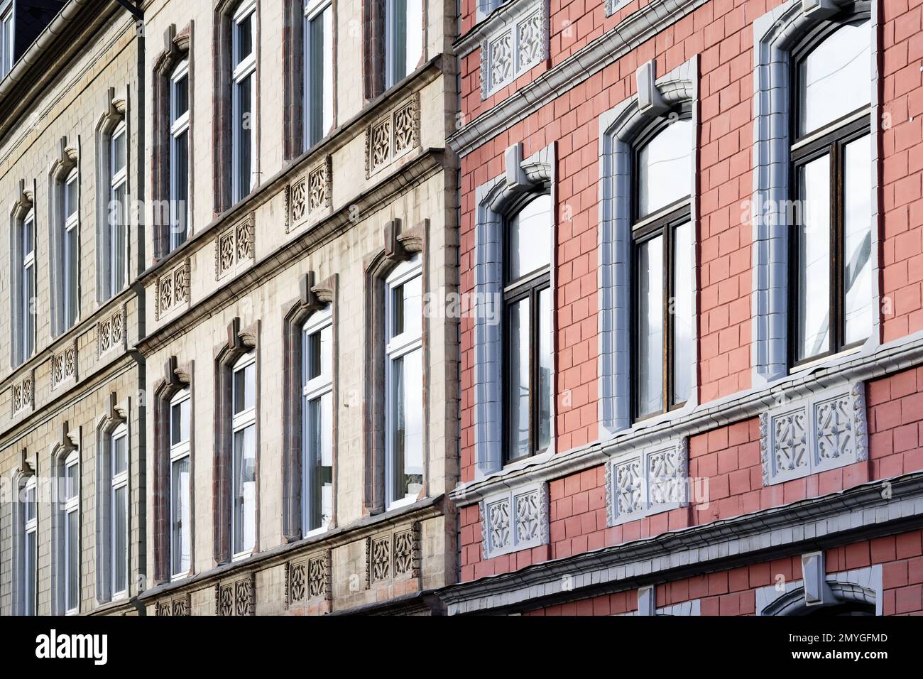 Fassaden von Mietshäusern aus dem 19. Jahrhundert in köln ehrenfeld Stockfoto