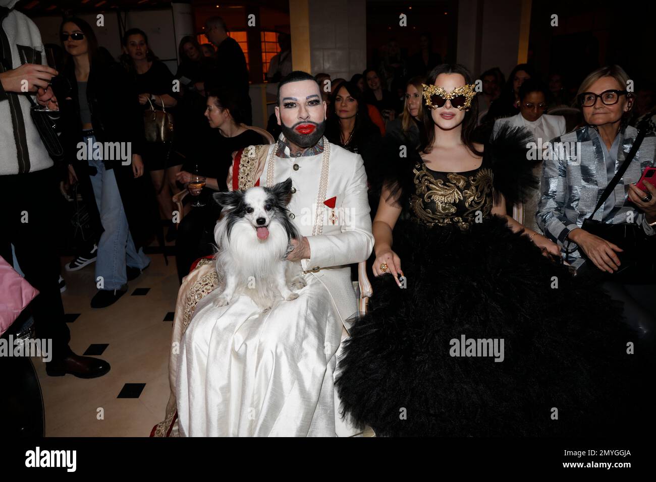 Harald Glööckler mit Hund Billy King und Raffas Plastic Life bei der Anja Gockel Fashion Show „Seven Senses“ auf der Berliner Fashion Week Herbst/Winte Stockfoto