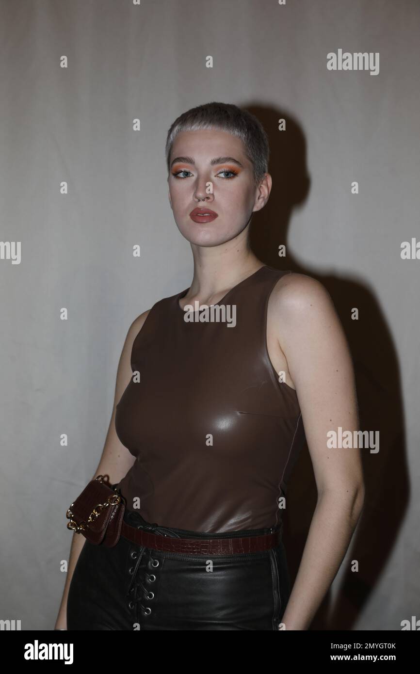 Lou-Anne Gleißenebner-Teskey bei der Anja Gockel Fashion Show 'even senses' auf der Berliner Fashion Week Herbst/Winter 2023 im Hotel Adlon Kempinski. Stockfoto