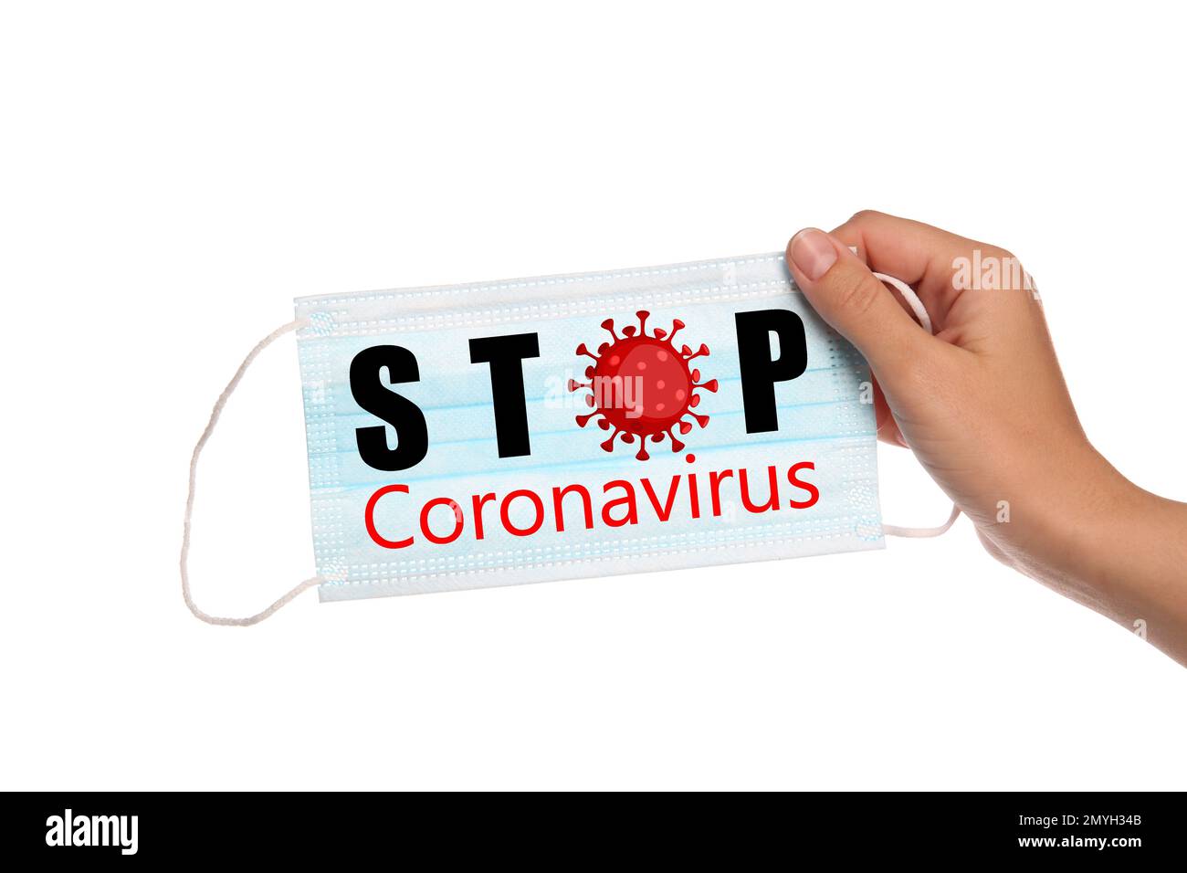 Frau mit medizinischer Maske mit Text Stop Coronavirus auf weißem Hintergrund, Nahaufnahme. Schutzmaßnahmen während einer Pandemie Stockfoto