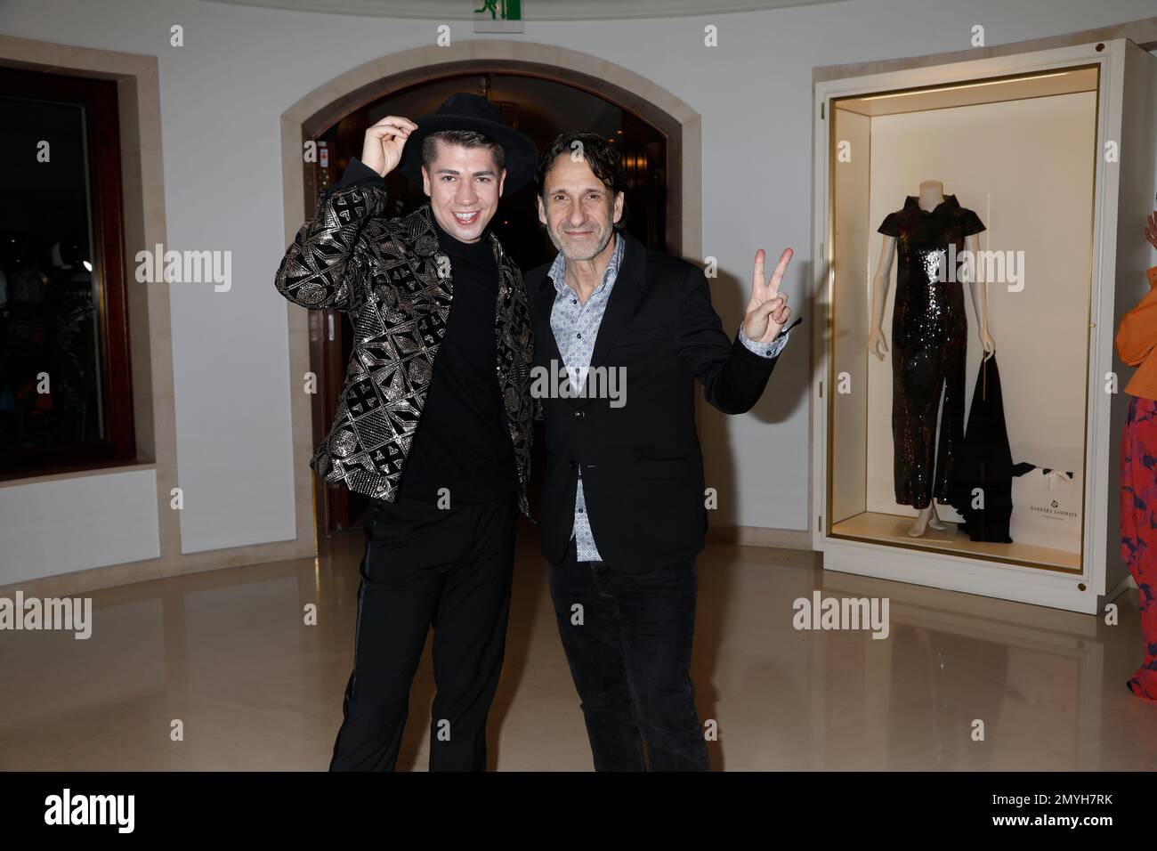 Maximilian Seitz und Falk-Willy Wild bei der Anja Gockel Fashion Show „Seven Senses“ auf der Berliner Modewoche Herbst/Winter 2023 im Hotel Adlon Kem Stockfoto