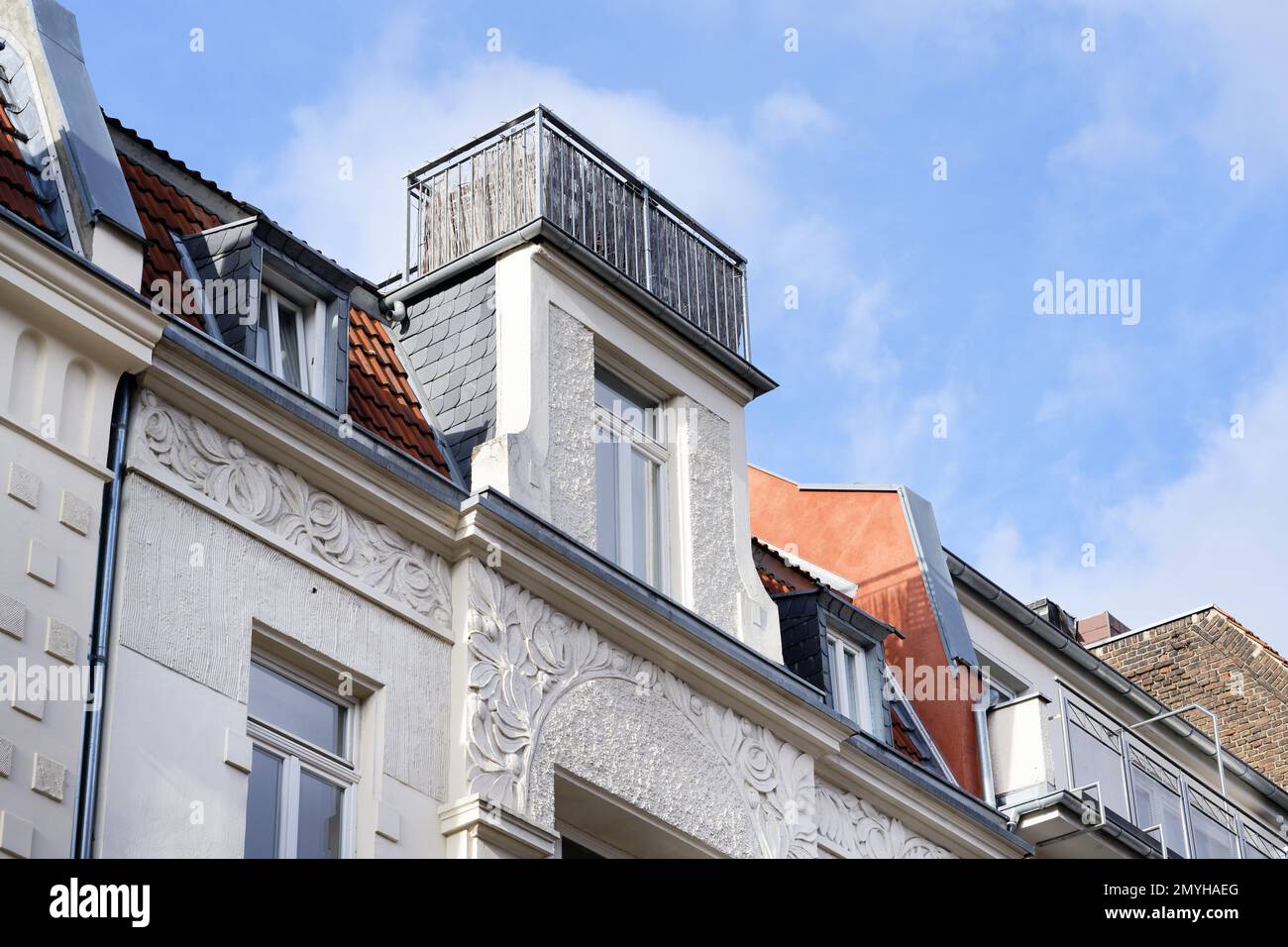 Sehr kleine Dachterrasse auf einem Haus aus dem 19. Jahrhundert Stockfoto