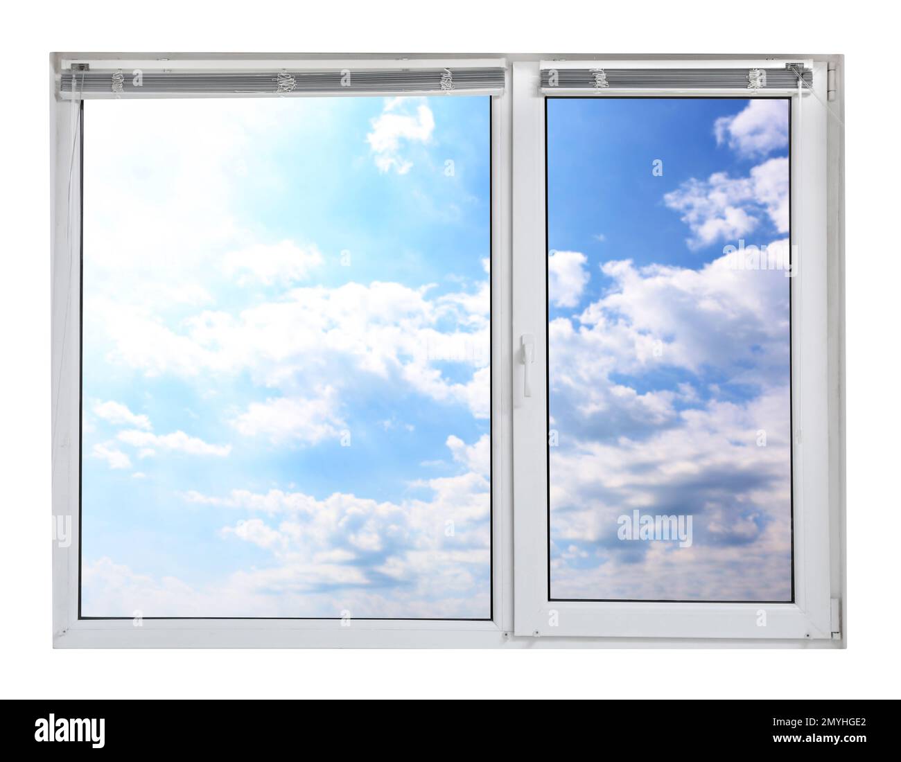 Blauer Himmel mit Wolken, Blick durch Plastikfenster Stockfoto