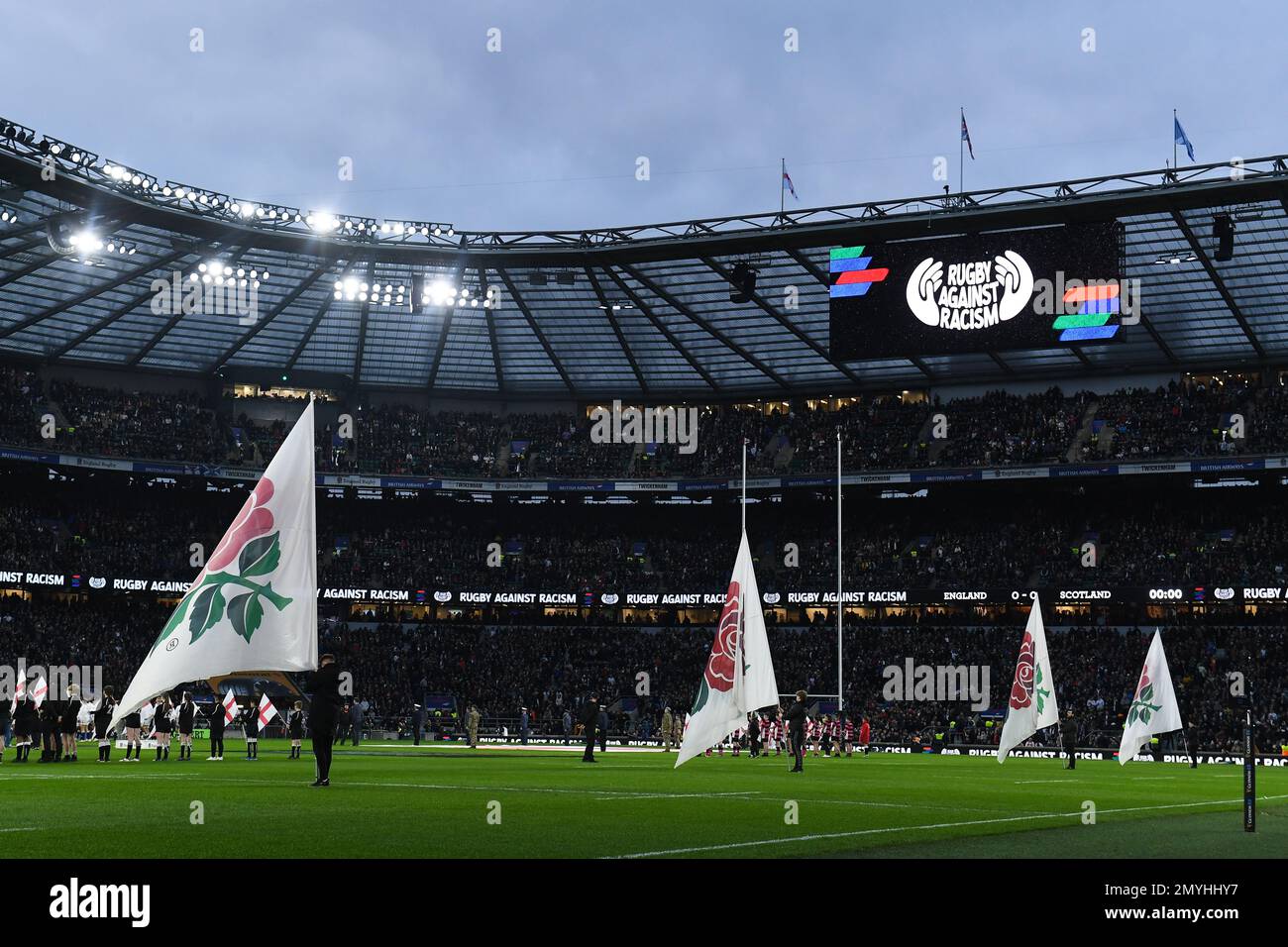 2023 Guinness Six Nations, Twickenham Stadium, England, Vereinigtes Königreich. 4. Februar 2023. Vor dem Guinness Six Nations-Spiel 2023 zwischen England und Schottland wird auf den großen Bildschirmen eine Nachricht über Rugby gegen Rassismus angezeigt: Credit: Ashley Western/Alamy Live News Stockfoto