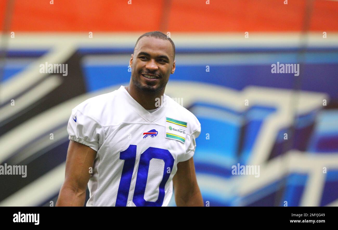 Buffalo Bills wide receiver Robert Woods (10) leaves the field following an NFL football practice in Orchard Park, N.Y., Wednesday, June 1, 2016. (AP Photo/Bill Wippert) Stockfoto