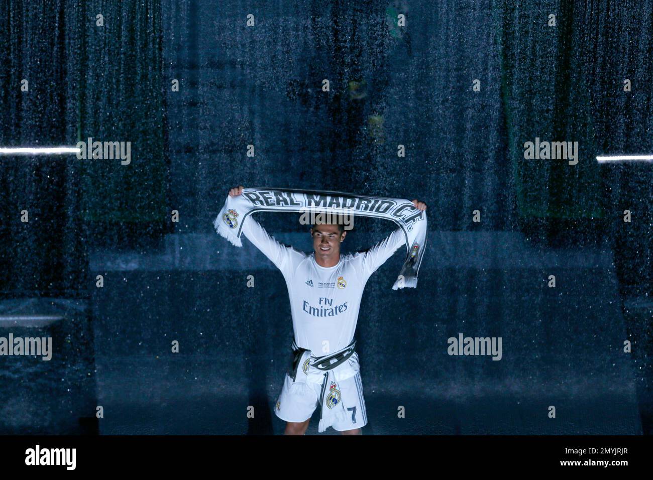 Real Madrid's Cristiano Ronaldo holds up a team scarf as he gestures to supporters at the Santiago Bernabeu Stadium in Madrid, Sunday, May 29, 2016. Tens of thousands of fans endured the rain to greet Real Madrid players as they returned home early Sunday from their Champions League triumph, then packed the Santiago Bernabeu Stadium at night to watch them lift the trophy one more time. (AP Photo/Francisco Seco) Stockfoto