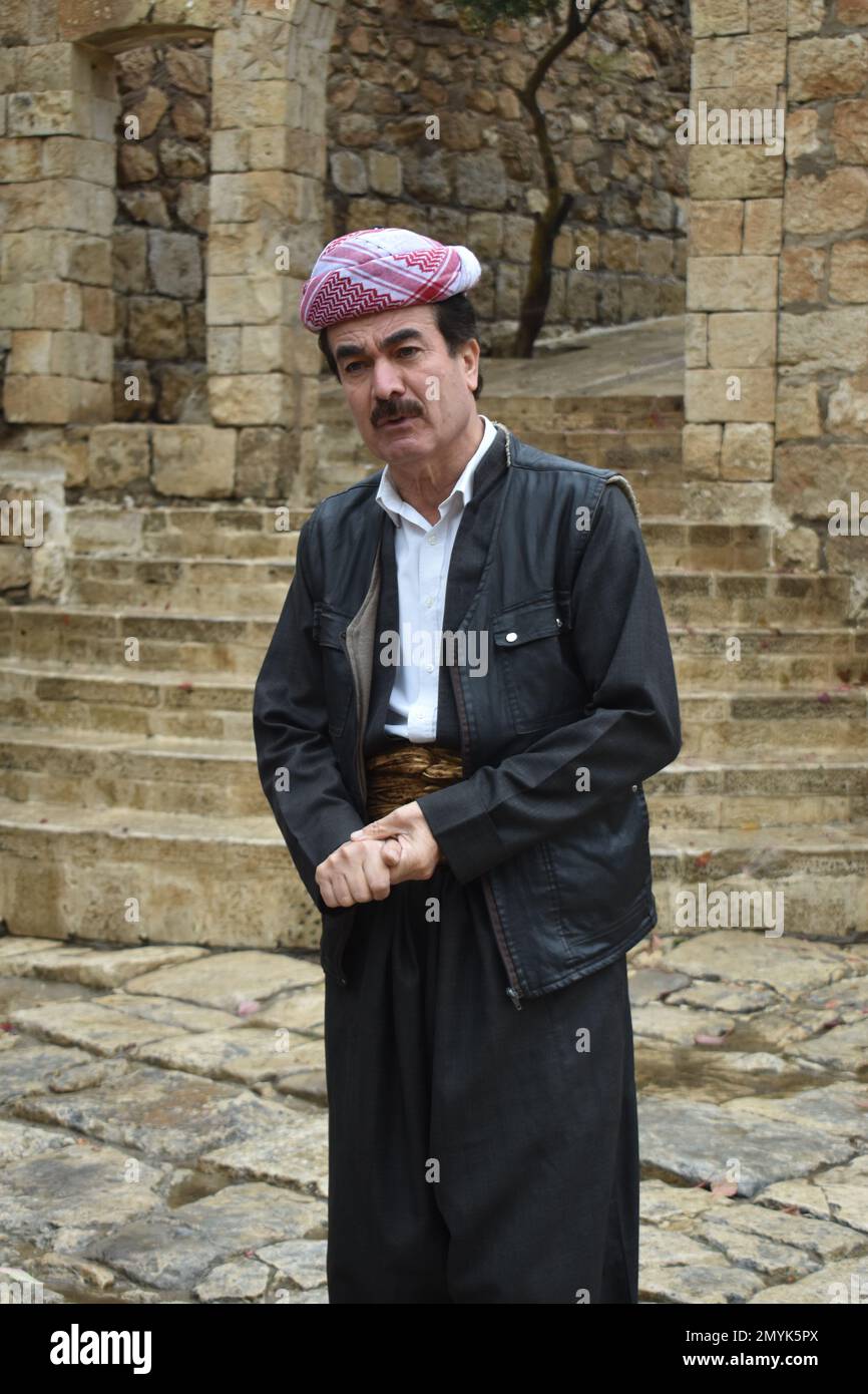 Lukman, ein Reiseleiter am historischen Lalish-Tempel im Nordirak, der heiligsten Stätte der Yazidi Stockfoto